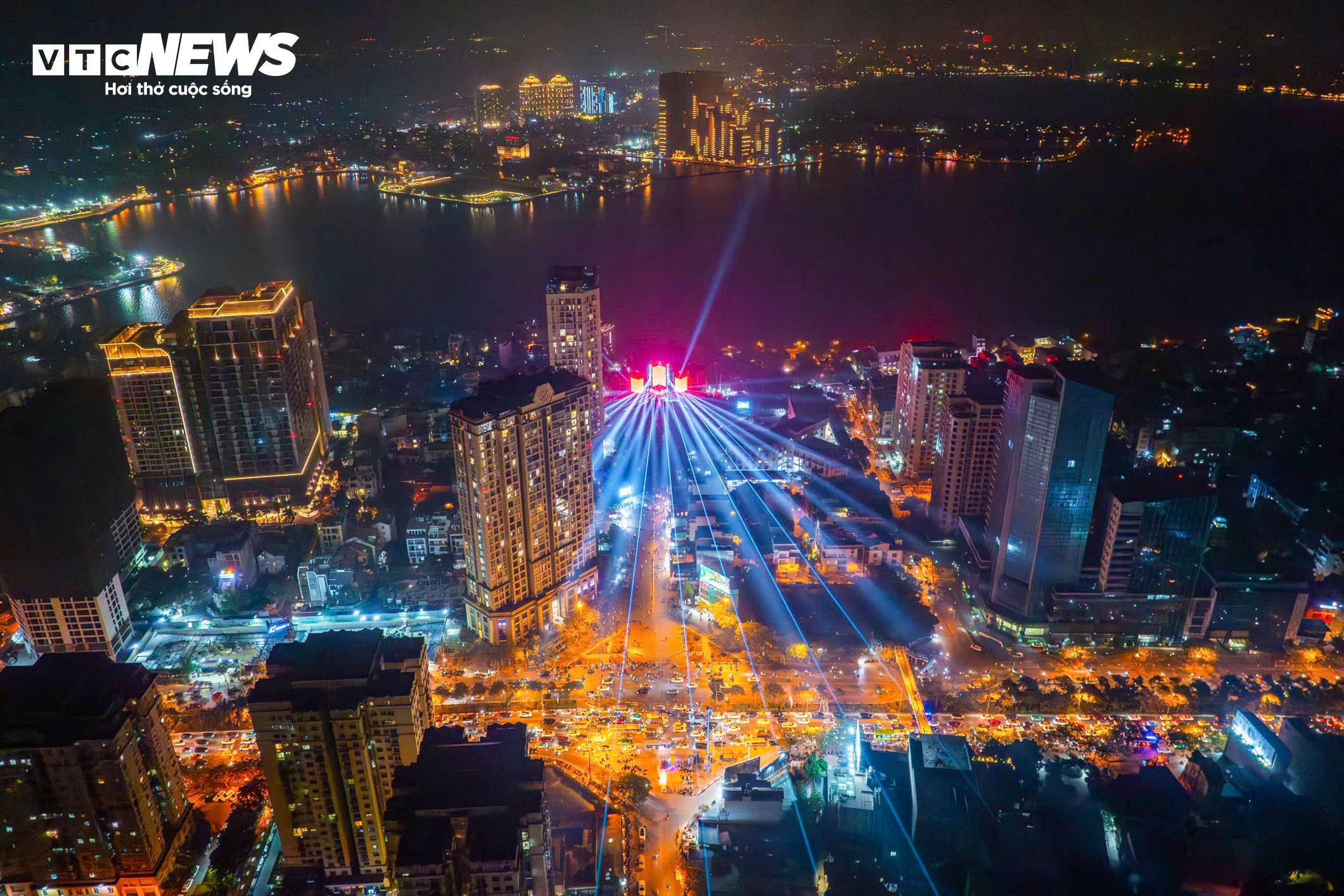 Ngắm drone xếp hình ‘Việt Nam - Kỷ nguyên vươn mình’ chào năm mới 2025 - 1