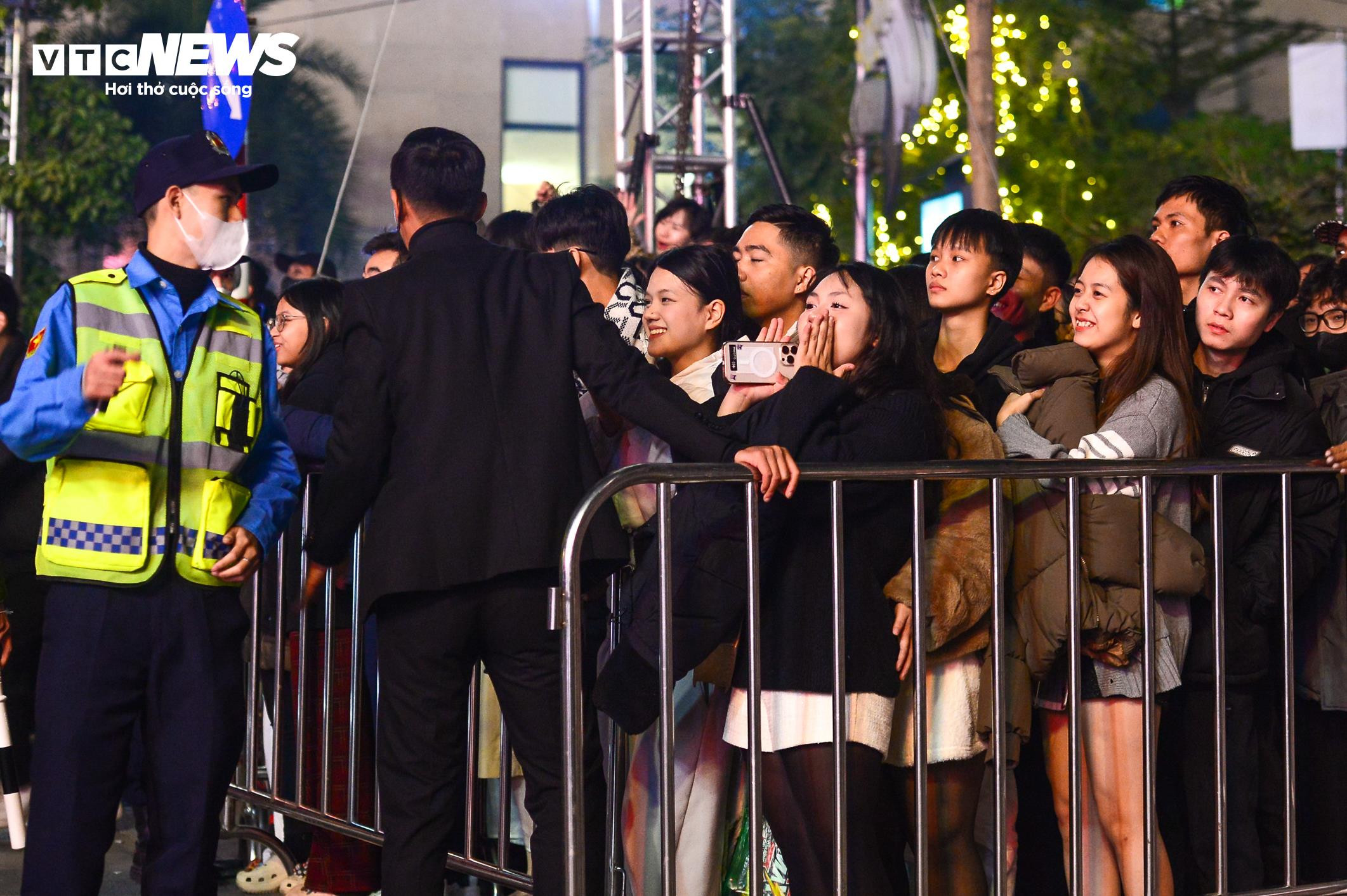 Ngắm drone xếp hình ‘Việt Nam - Kỷ nguyên vươn mình’ chào năm mới 2025 - 6