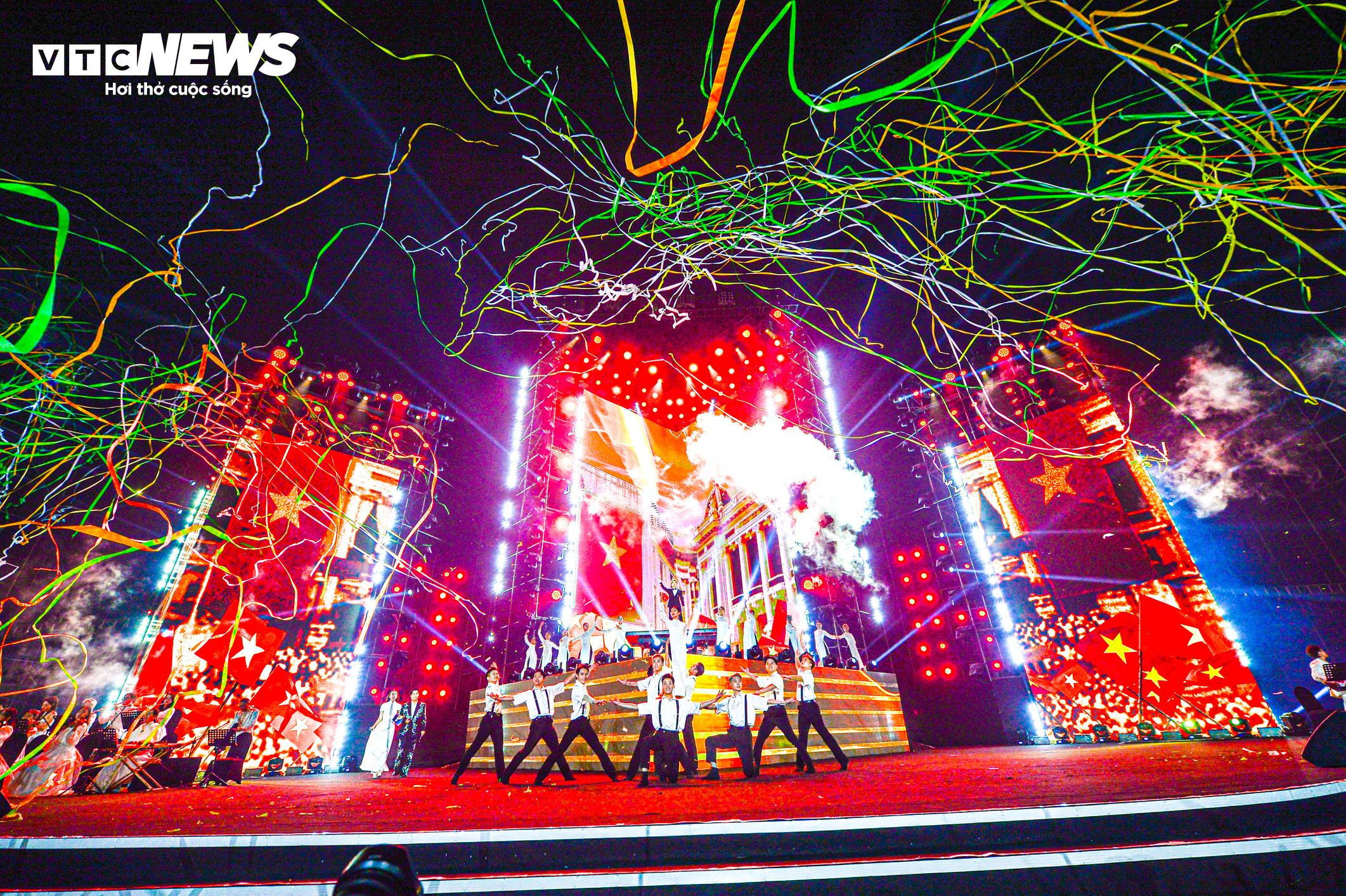 Ngắm drone xếp hình ‘Việt Nam - Kỷ nguyên vươn mình’ chào năm mới 2025 - 14