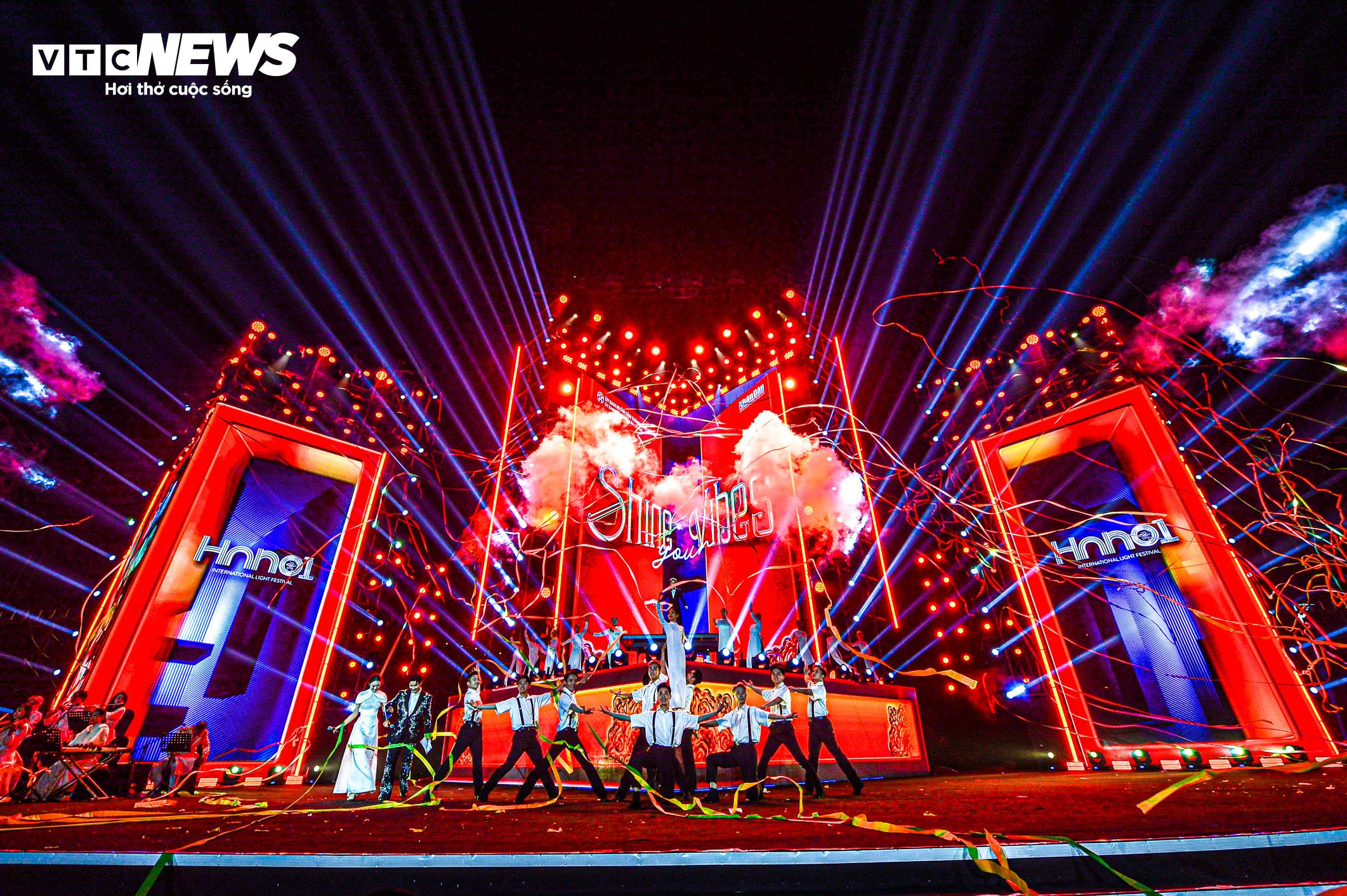 Ngắm drone xếp hình ‘Việt Nam - Kỷ nguyên vươn mình’ chào năm mới 2025 - 16