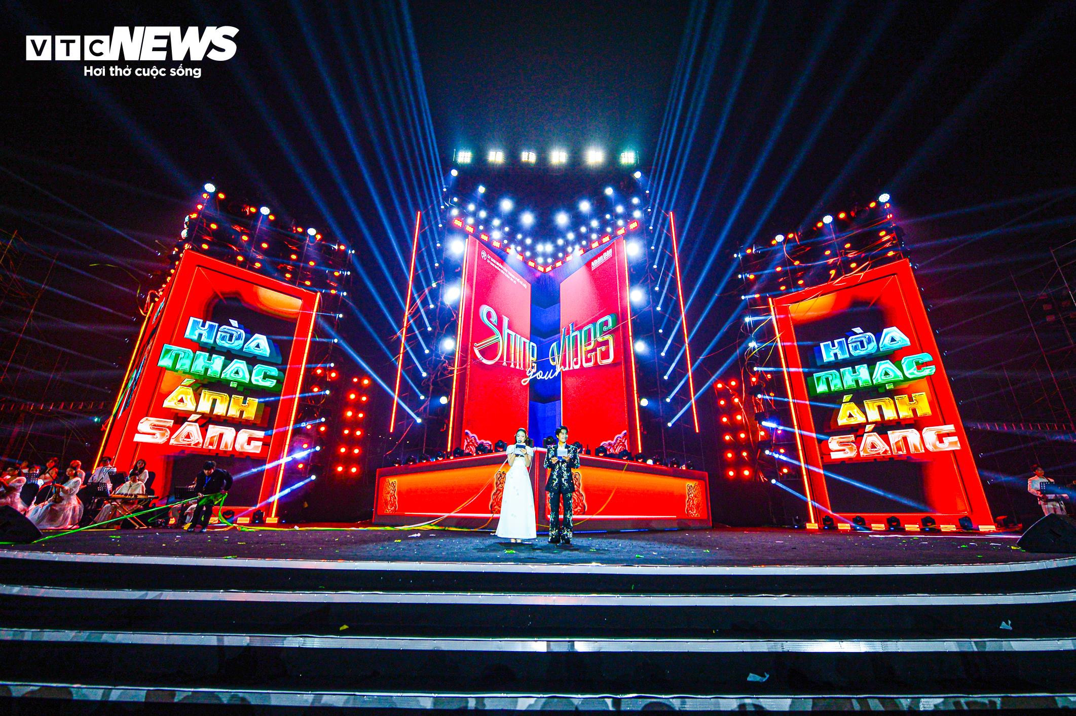 Ngắm drone xếp hình ‘Việt Nam - Kỷ nguyên vươn mình’ chào năm mới 2025 - 17