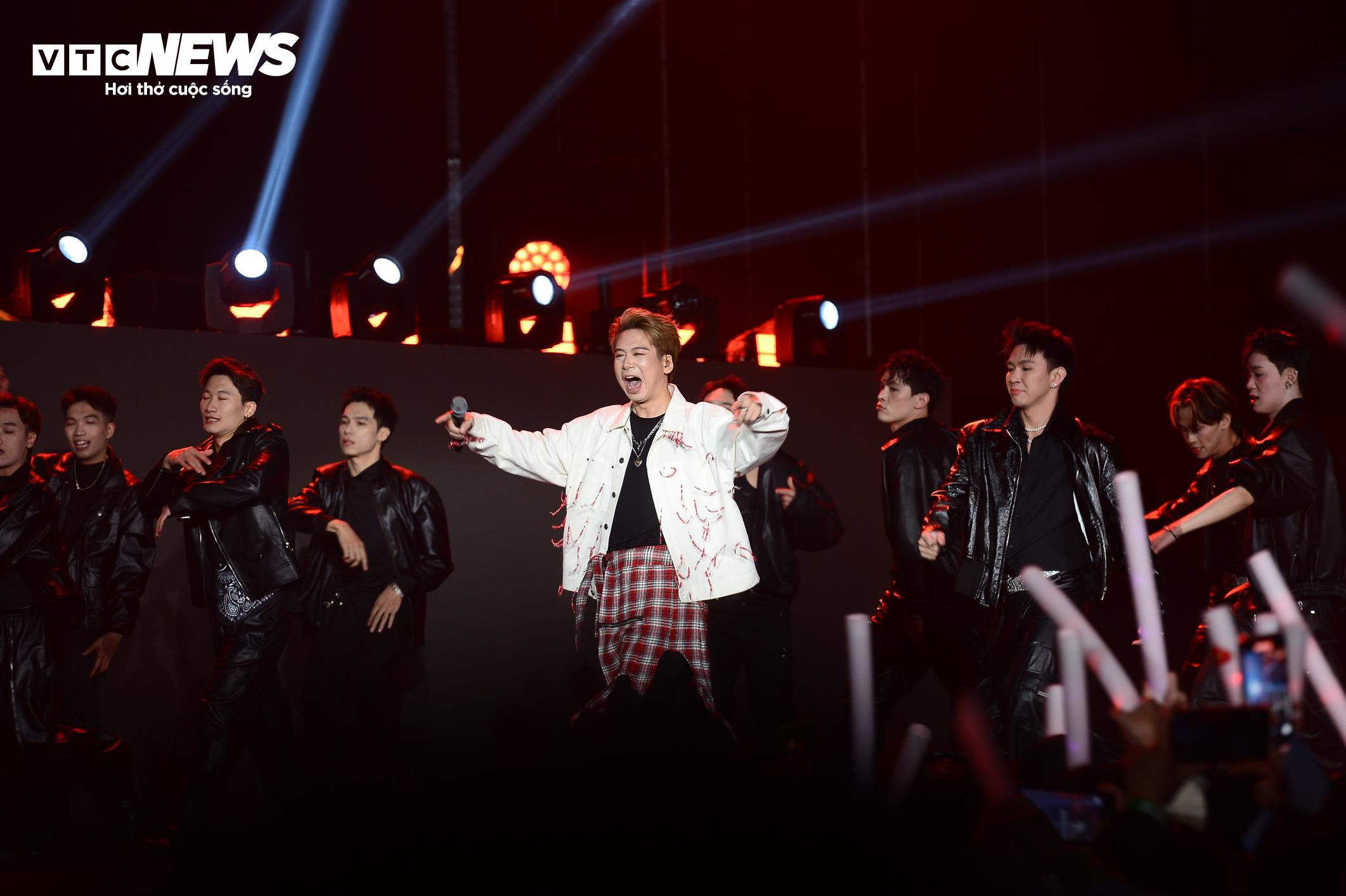 Ngắm drone xếp hình ‘Việt Nam - Kỷ nguyên vươn mình’ chào năm mới 2025 - 19