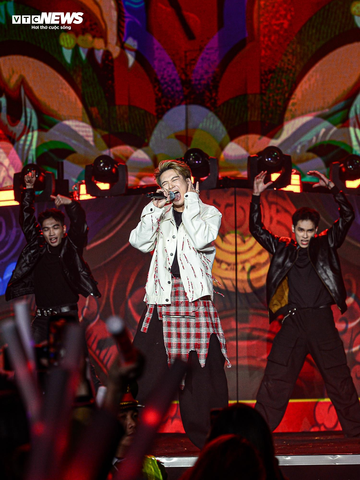 Ngắm drone xếp hình ‘Việt Nam - Kỷ nguyên vươn mình’ chào năm mới 2025 - 18