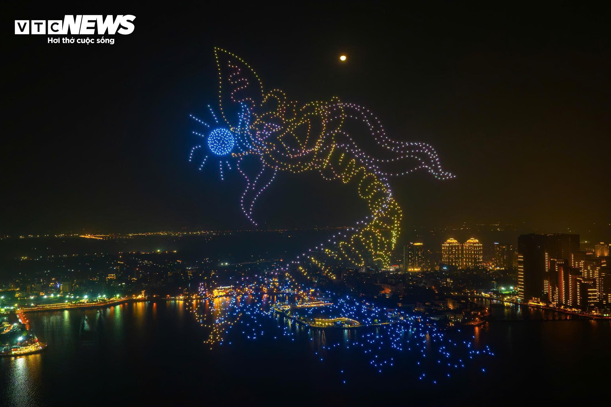 Ngắm drone xếp hình ‘Việt Nam - Kỷ nguyên vươn mình’ chào năm mới 2025 - 10