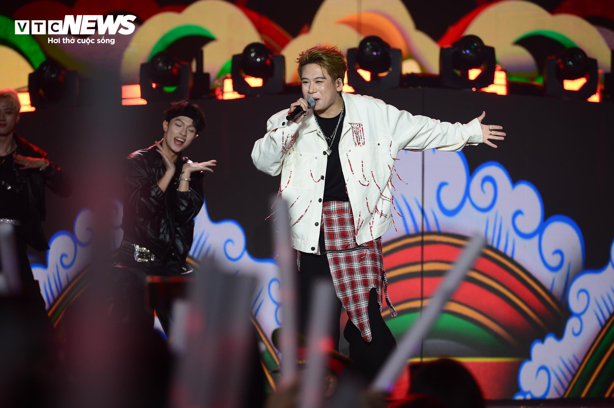 Ngắm drone xếp hình ‘Việt Nam - Kỷ nguyên vươn mình’ chào năm mới 2025 - 20