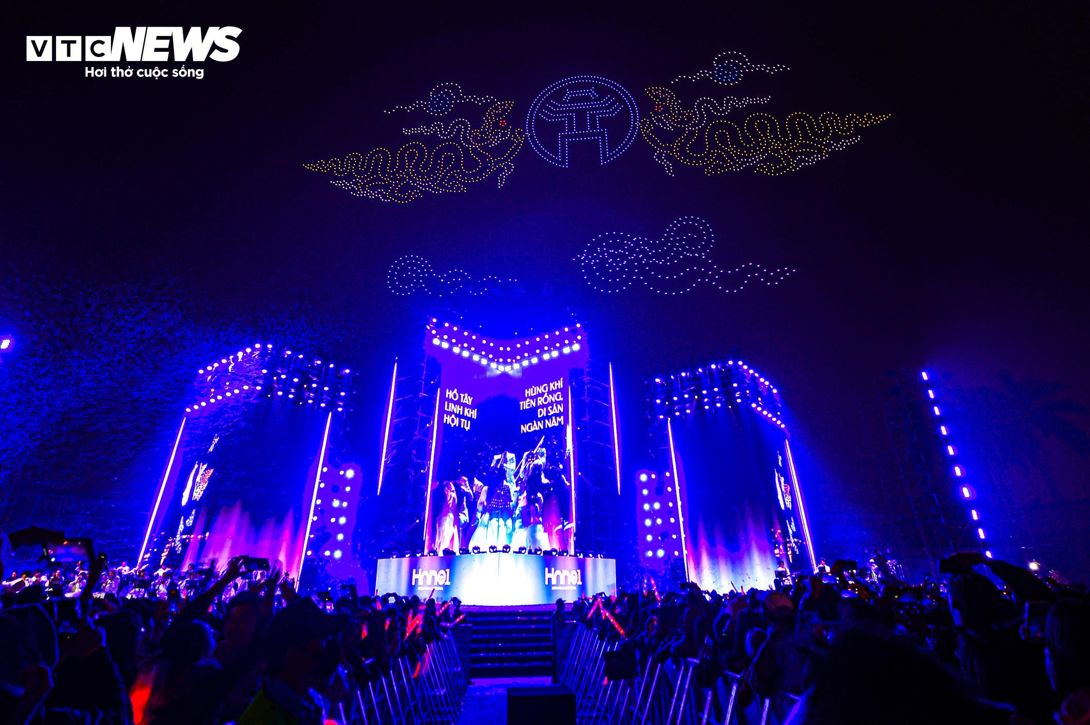 Ngắm drone xếp hình ‘Việt Nam - Kỷ nguyên vươn mình’ chào năm mới 2025 - 13