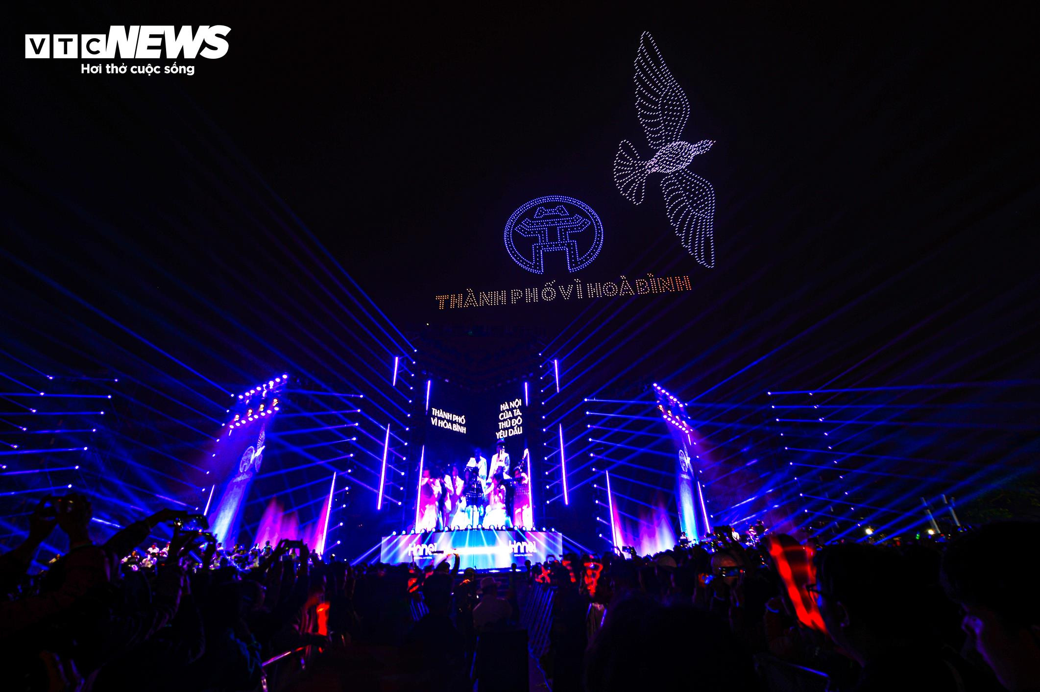 Ngắm drone xếp hình ‘Việt Nam - Kỷ nguyên vươn mình’ chào năm mới 2025 - 11