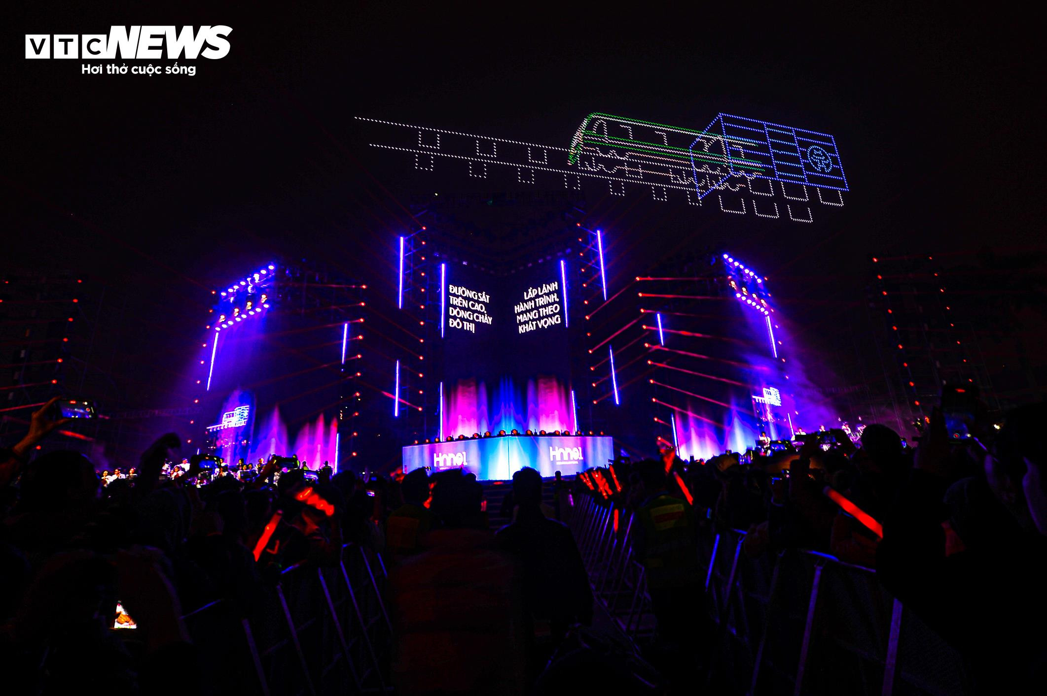 Ngắm drone xếp hình ‘Việt Nam - Kỷ nguyên vươn mình’ chào năm mới 2025 - 12