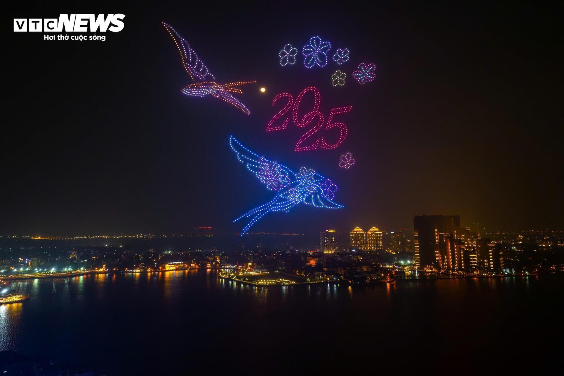 Ngắm drone xếp hình ‘Việt Nam - Kỷ nguyên vươn mình’ chào năm mới 2025 - 7