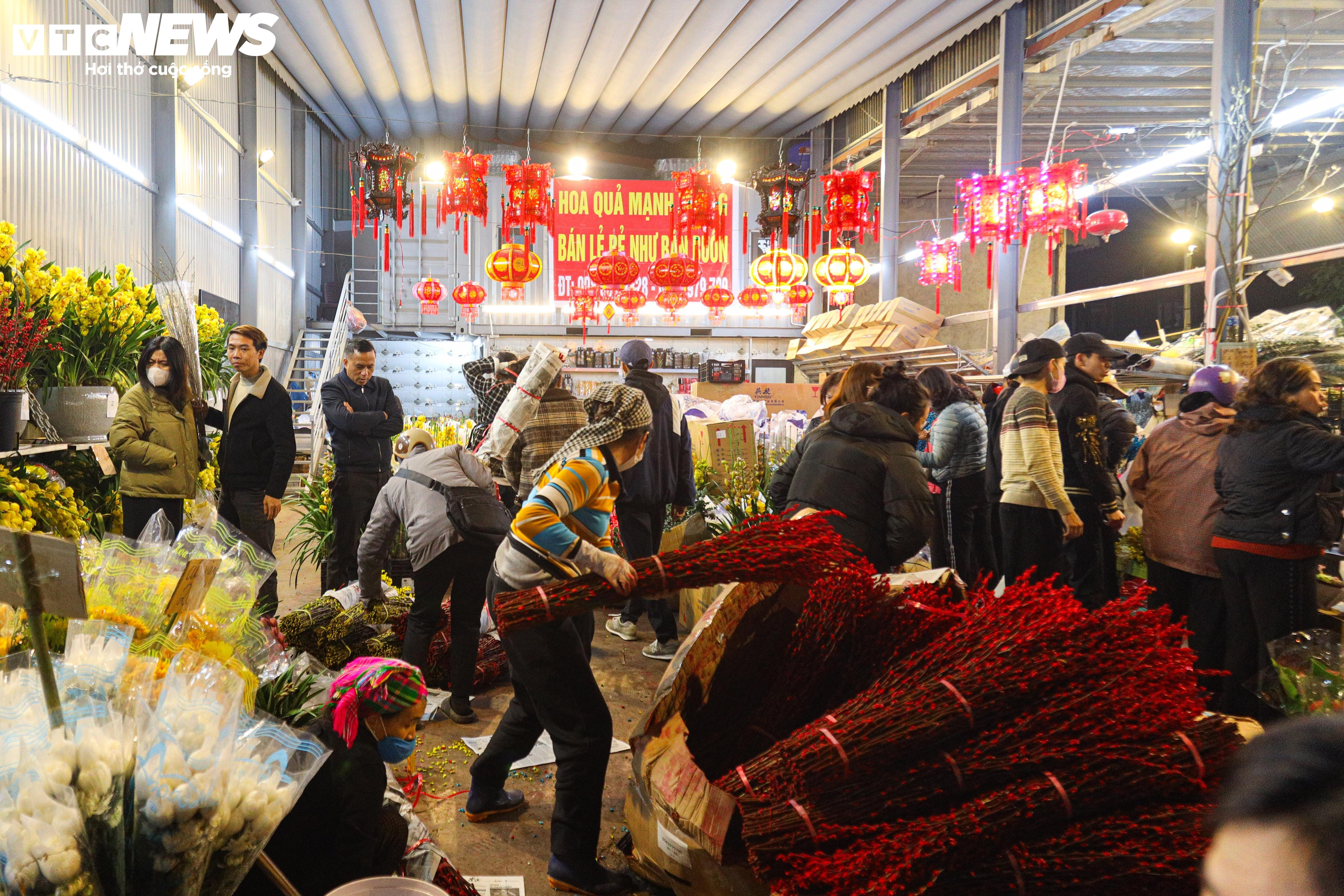 Dòng người đổ về chợ hoa đầu mối Hà Nội mua bán xuyên đêm - 3
