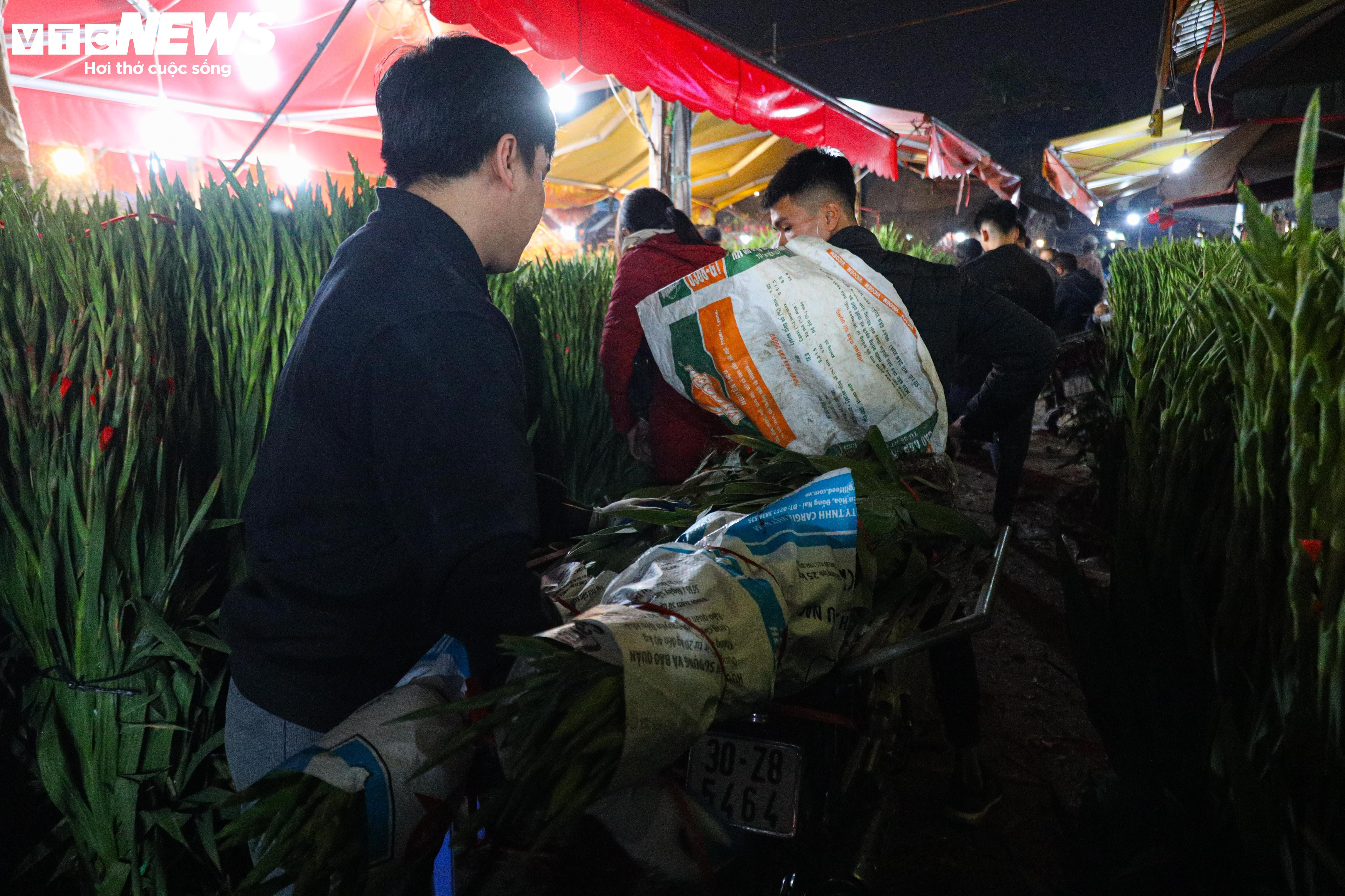 Dòng người đổ về chợ hoa đầu mối Hà Nội mua bán xuyên đêm - 15