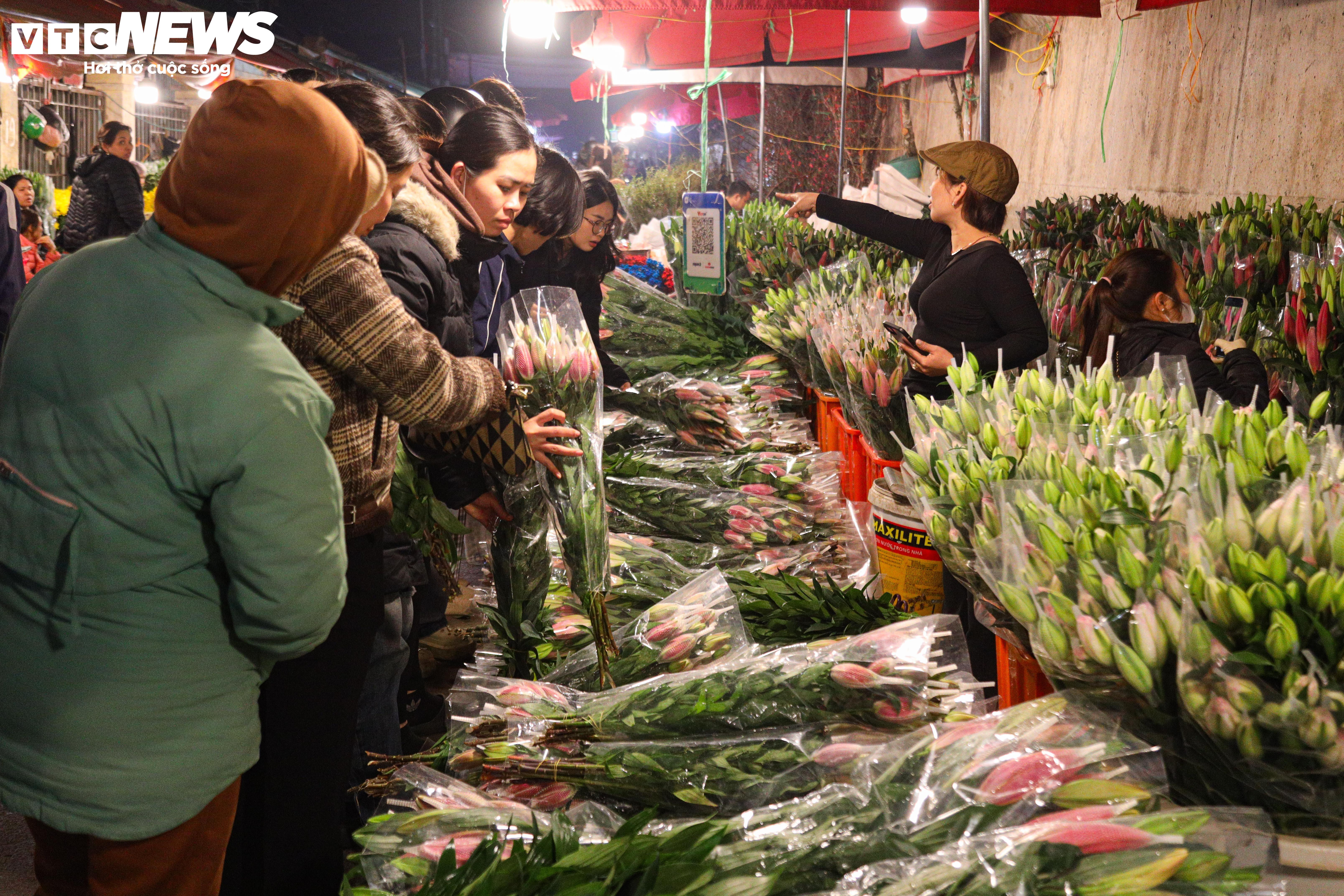 Dòng người đổ về chợ hoa đầu mối Hà Nội mua bán xuyên đêm - 12