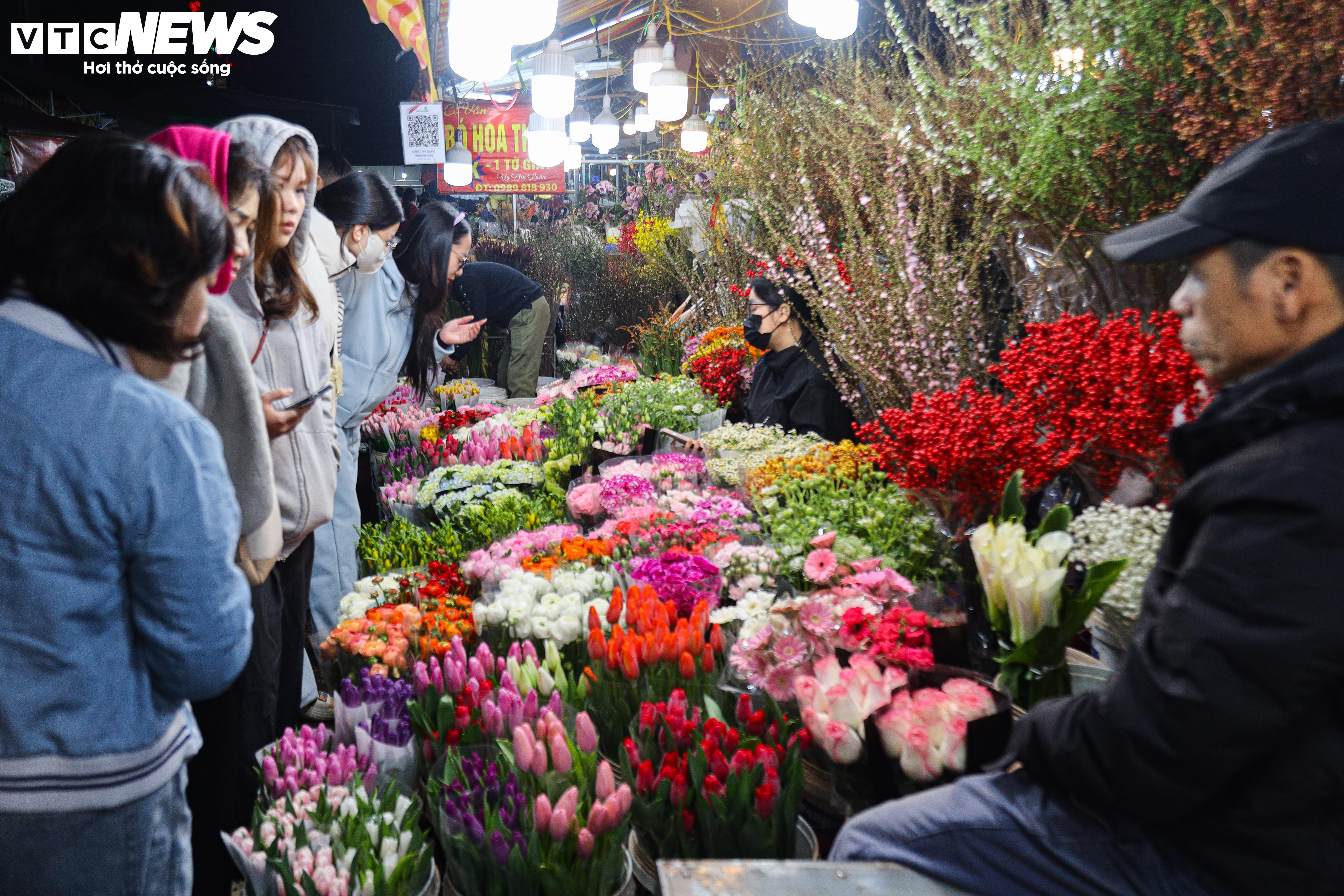 Dòng người đổ về chợ hoa đầu mối Hà Nội mua bán xuyên đêm - 4