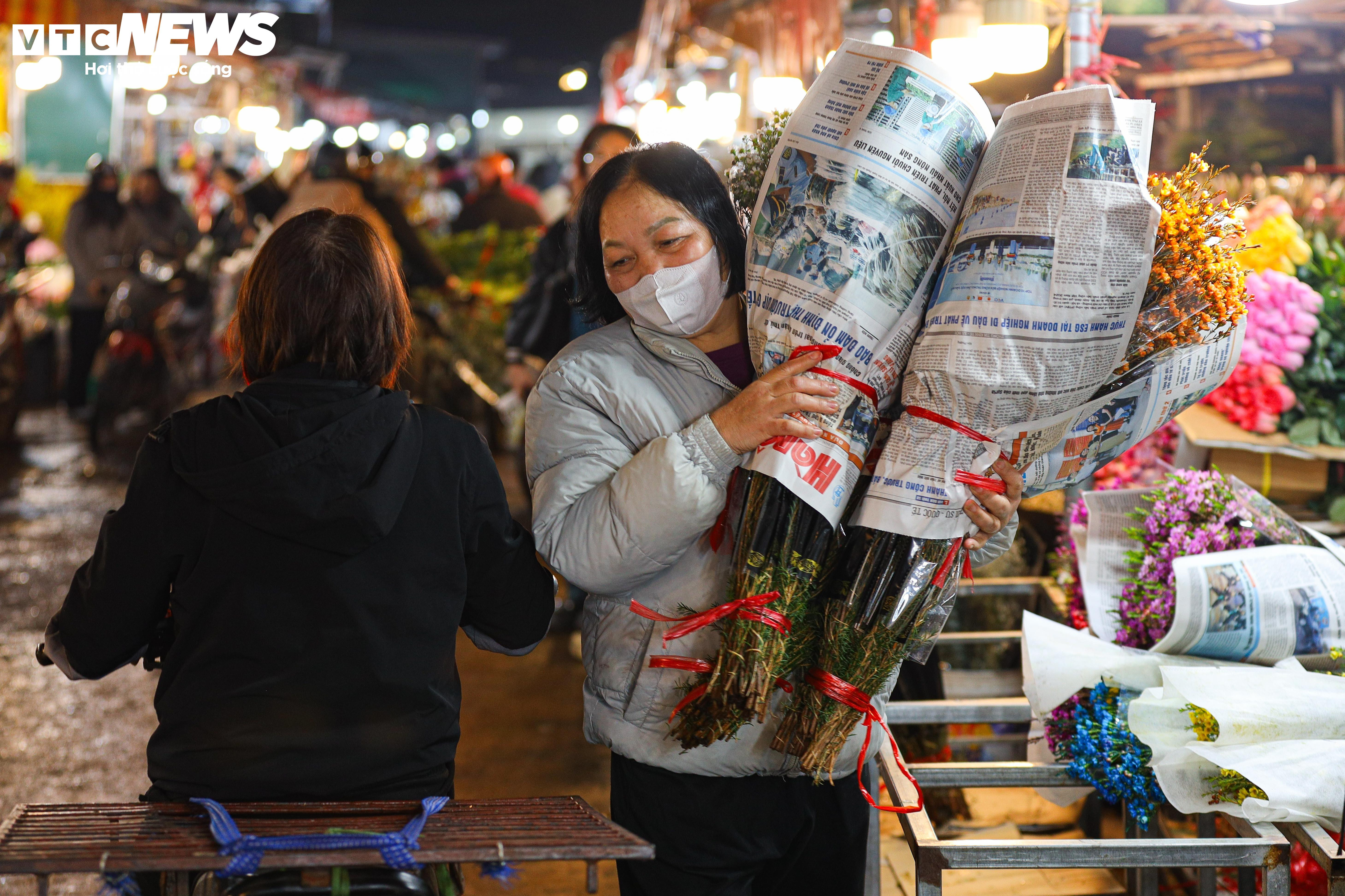 Dòng người đổ về chợ hoa đầu mối Hà Nội mua bán xuyên đêm - 17