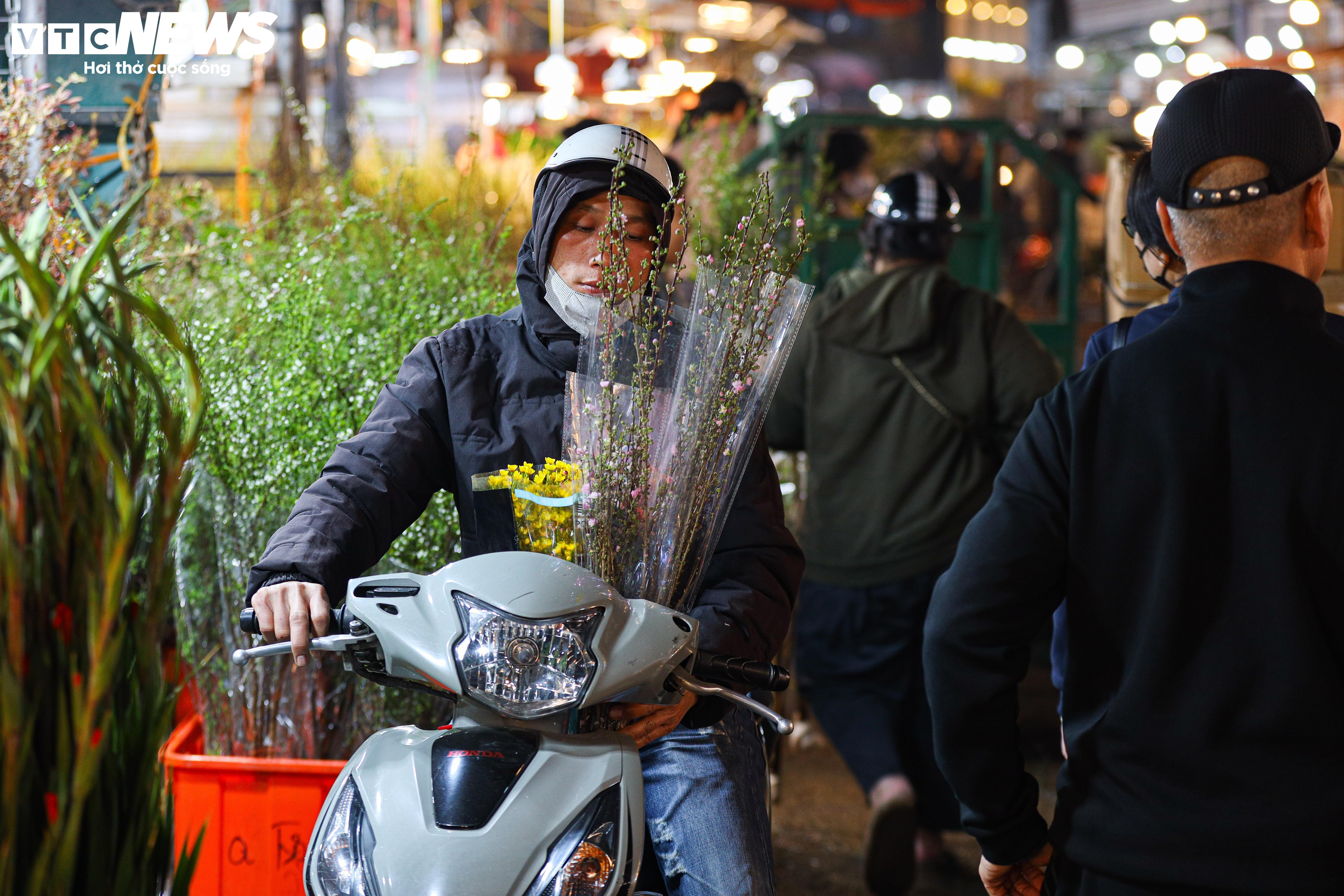 Dòng người đổ về chợ hoa đầu mối Hà Nội mua bán xuyên đêm - 19