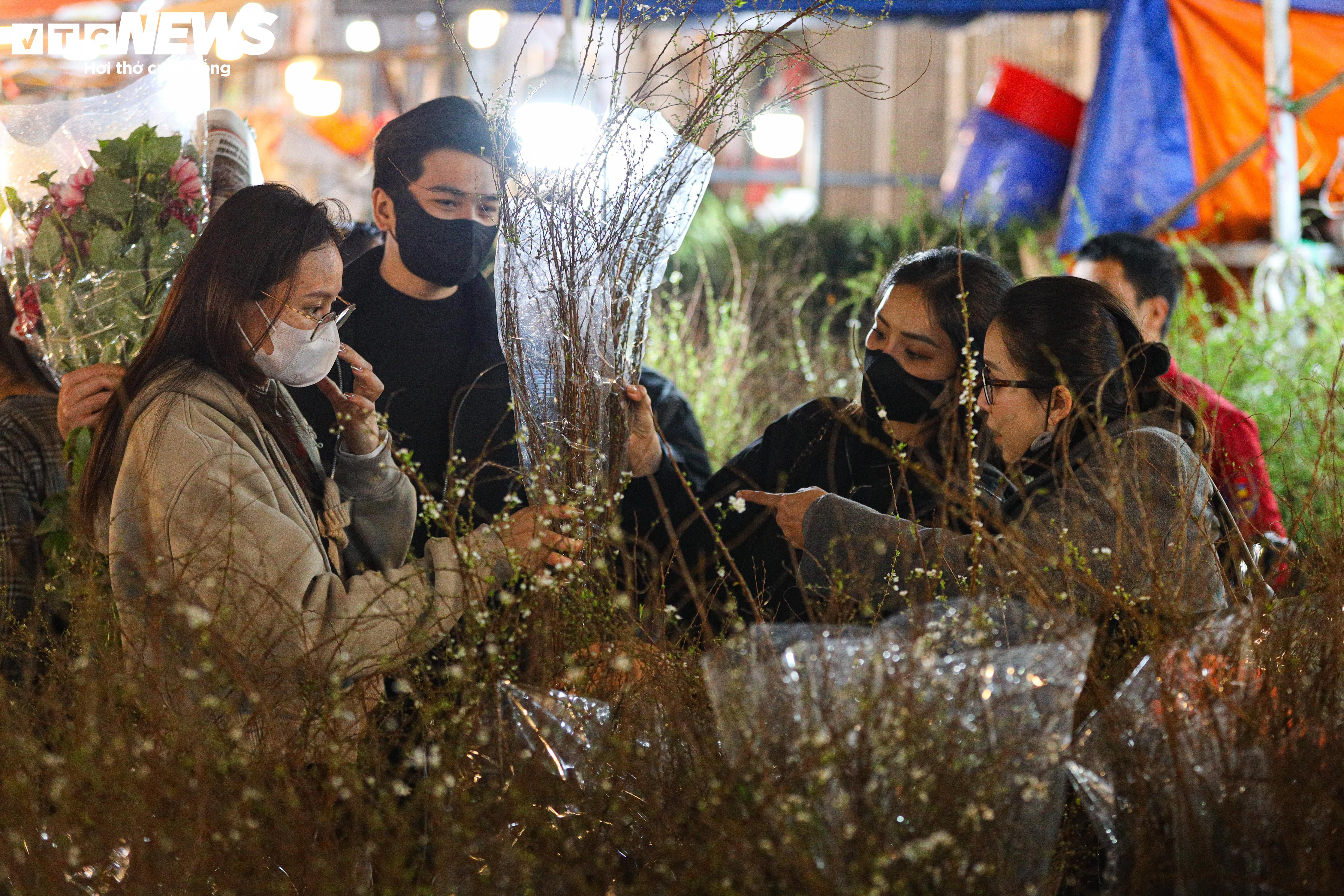 Dòng người đổ về chợ hoa đầu mối Hà Nội mua bán xuyên đêm - 6