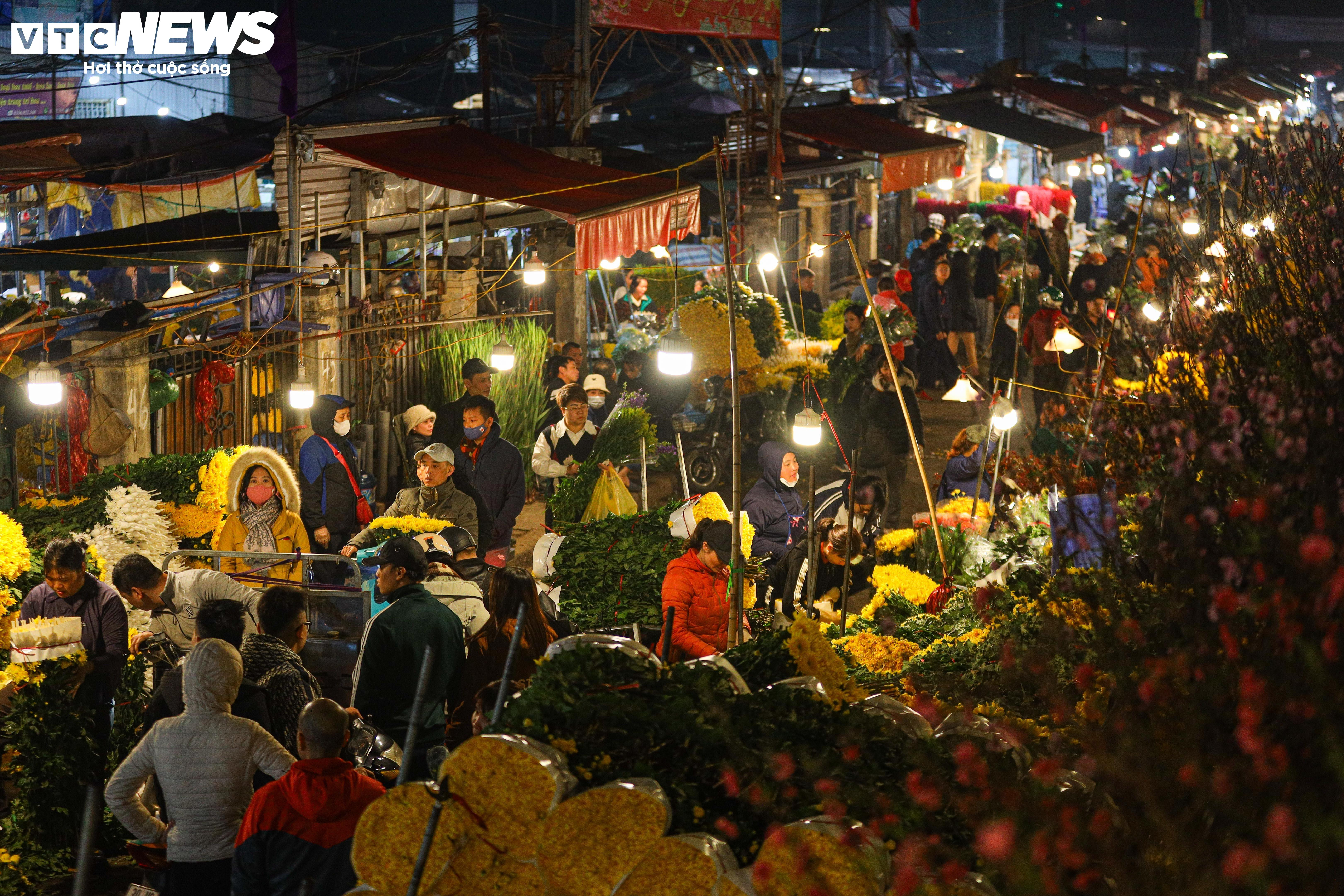 Dòng người đổ về chợ hoa đầu mối Hà Nội mua bán xuyên đêm - 1