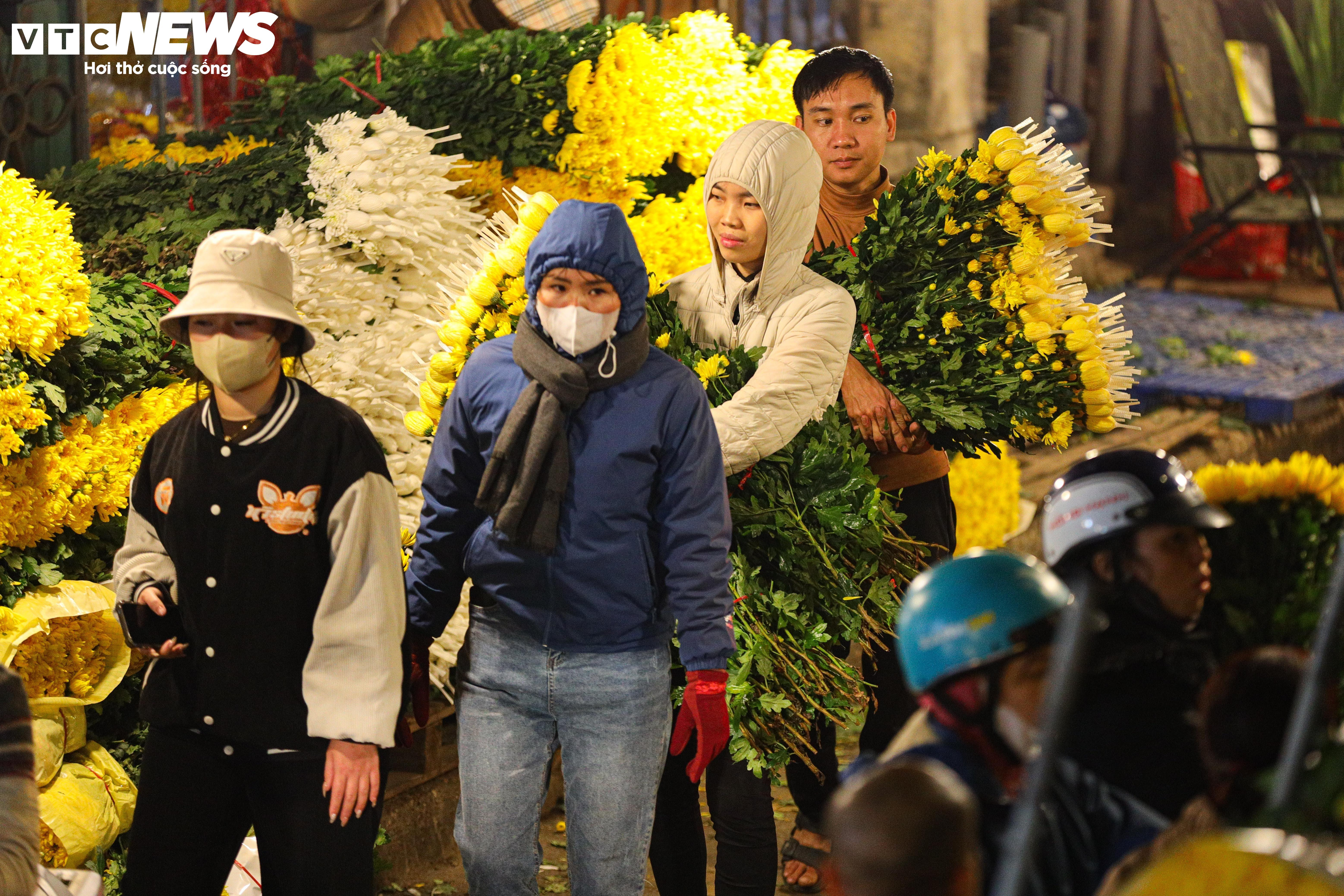 Dòng người đổ về chợ hoa đầu mối Hà Nội mua bán xuyên đêm - 18