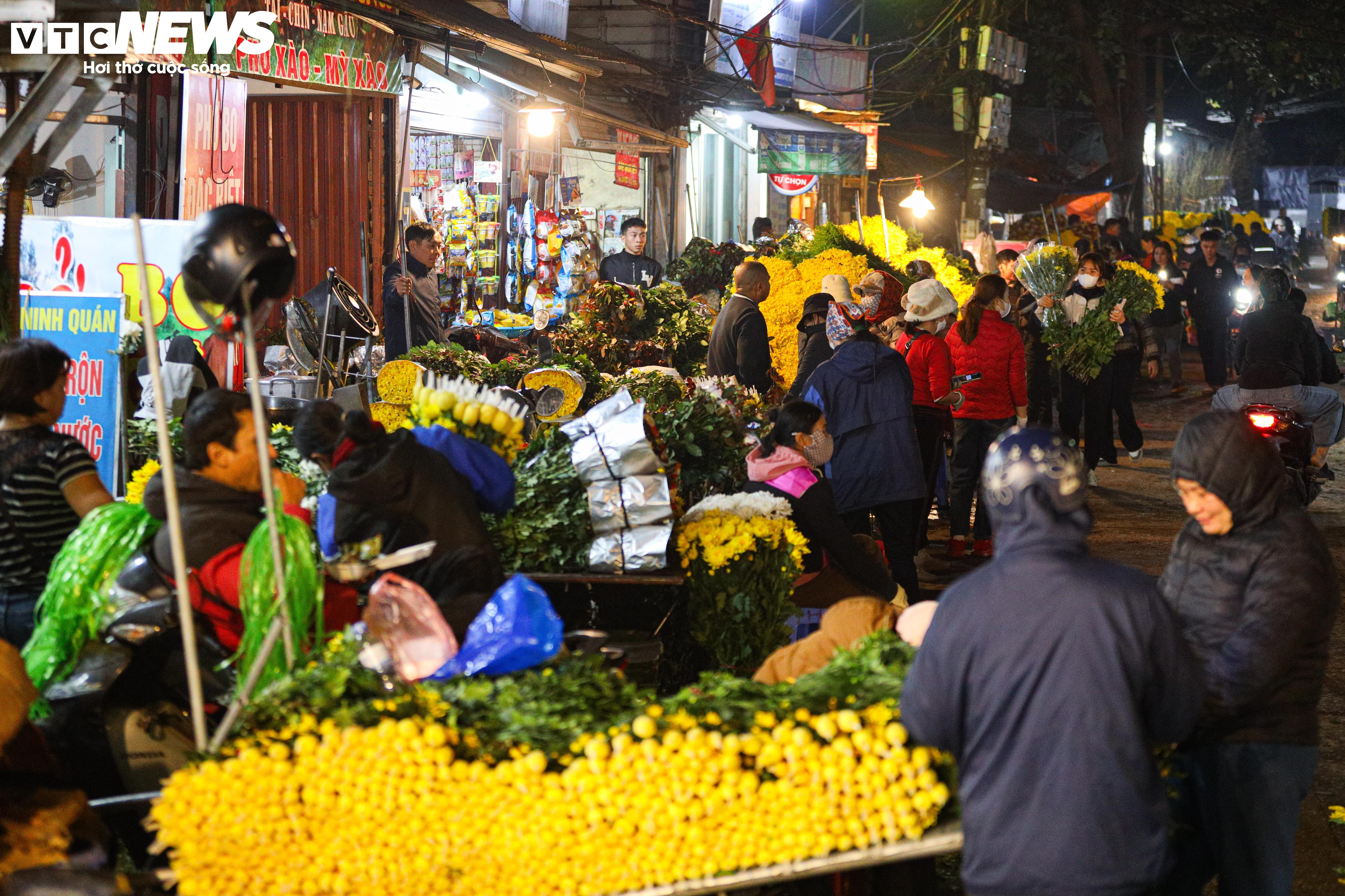 Dòng người đổ về chợ hoa đầu mối Hà Nội mua bán xuyên đêm - 2
