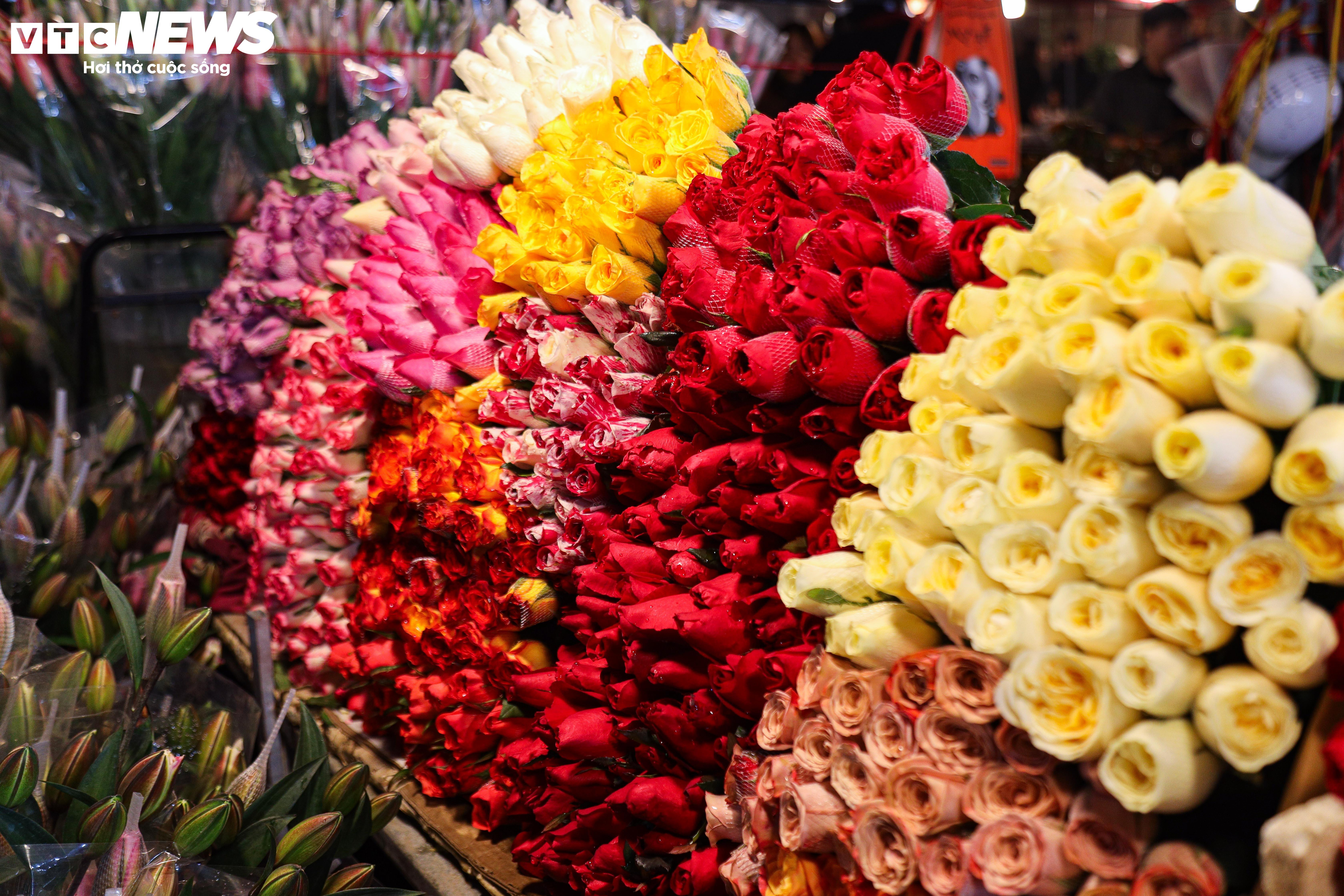 Dòng người đổ về chợ hoa đầu mối Hà Nội mua bán xuyên đêm - 13