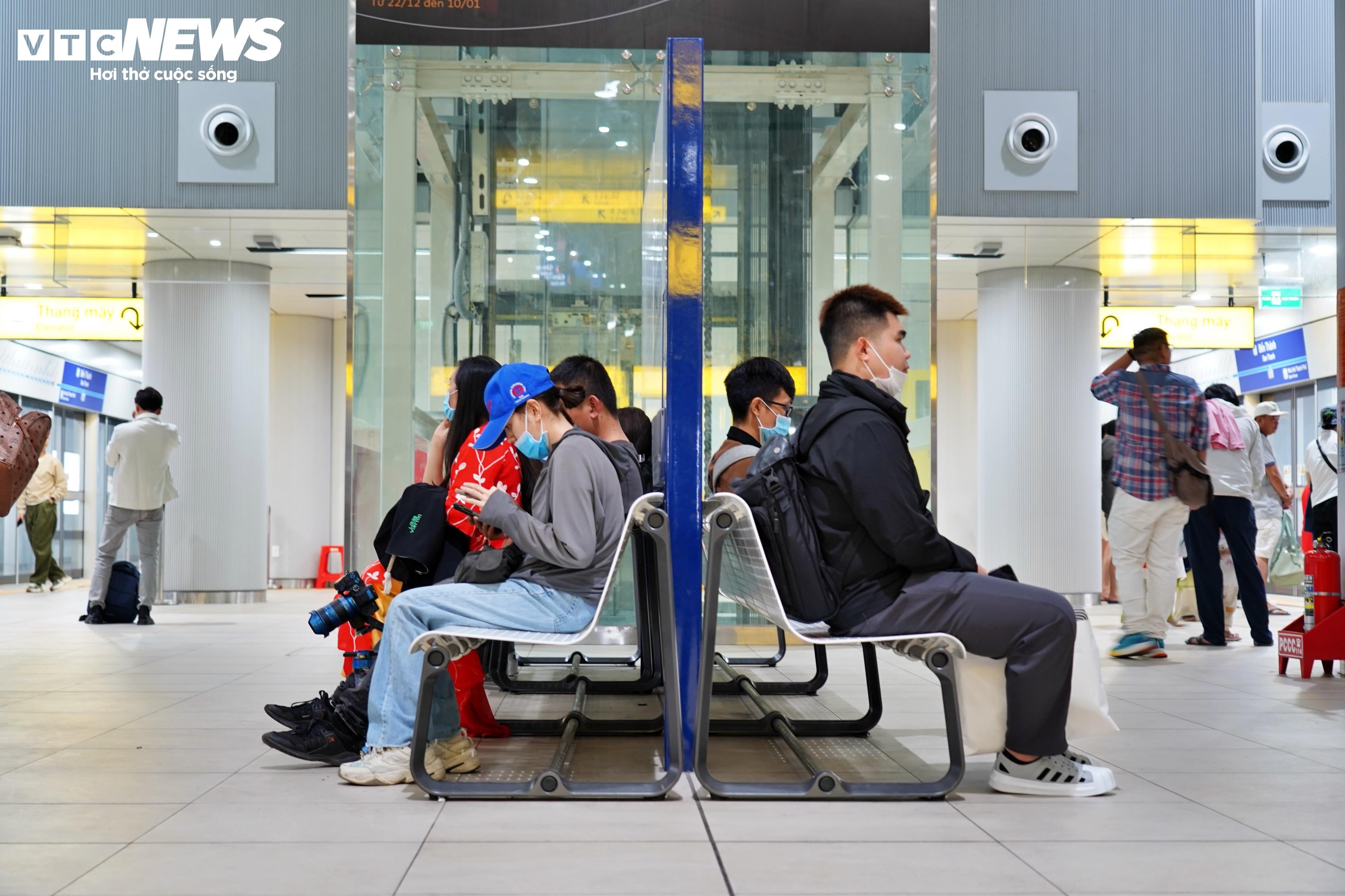 Máy bán vé Metro chưa hoạt động, khách lúng túng xếp hàng dài chờ mua vé - 9