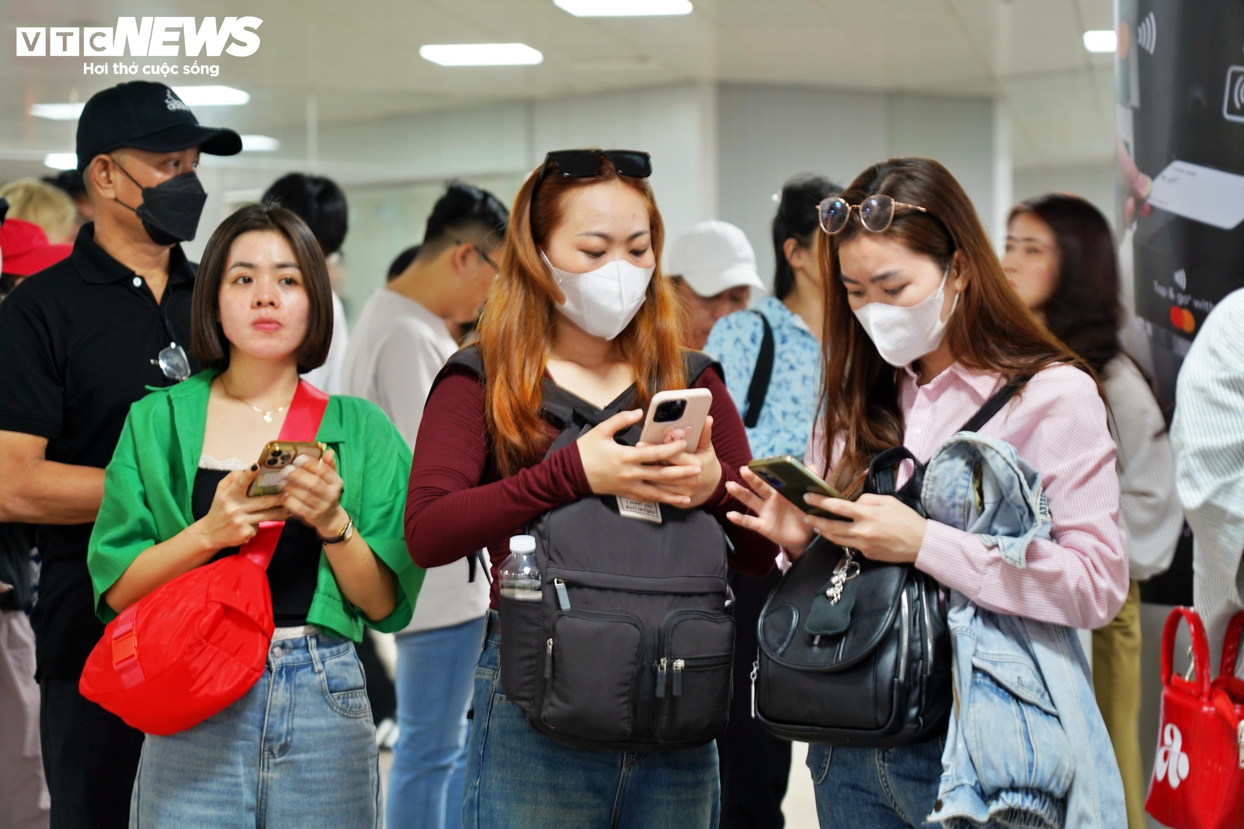 Máy bán vé Metro chưa hoạt động, khách lúng túng xếp hàng dài chờ mua vé - 4