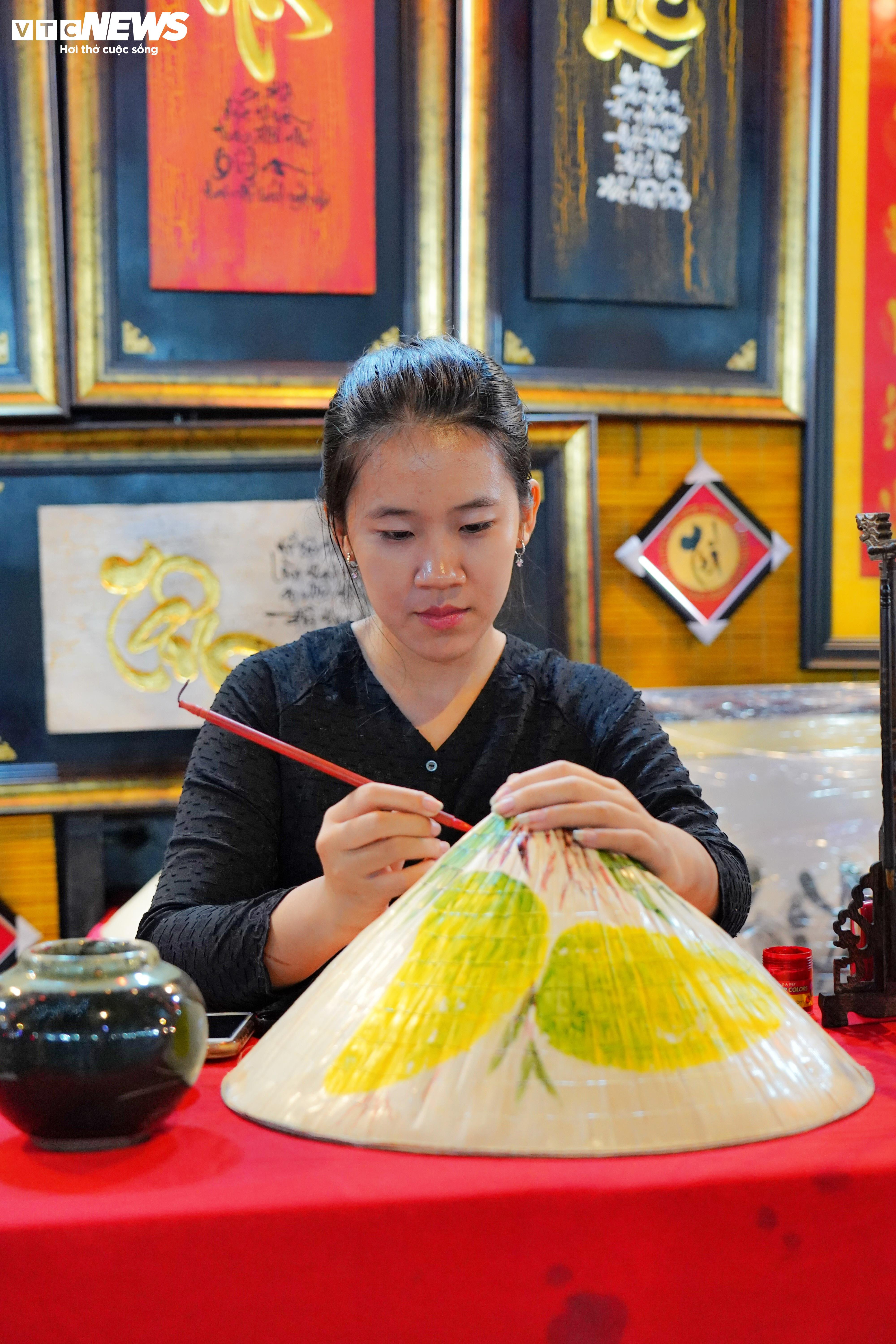 TP.HCM: Tấp nập mua bán xuyên đêm ở chợ hoa 'trên bến dưới thuyền' - 16