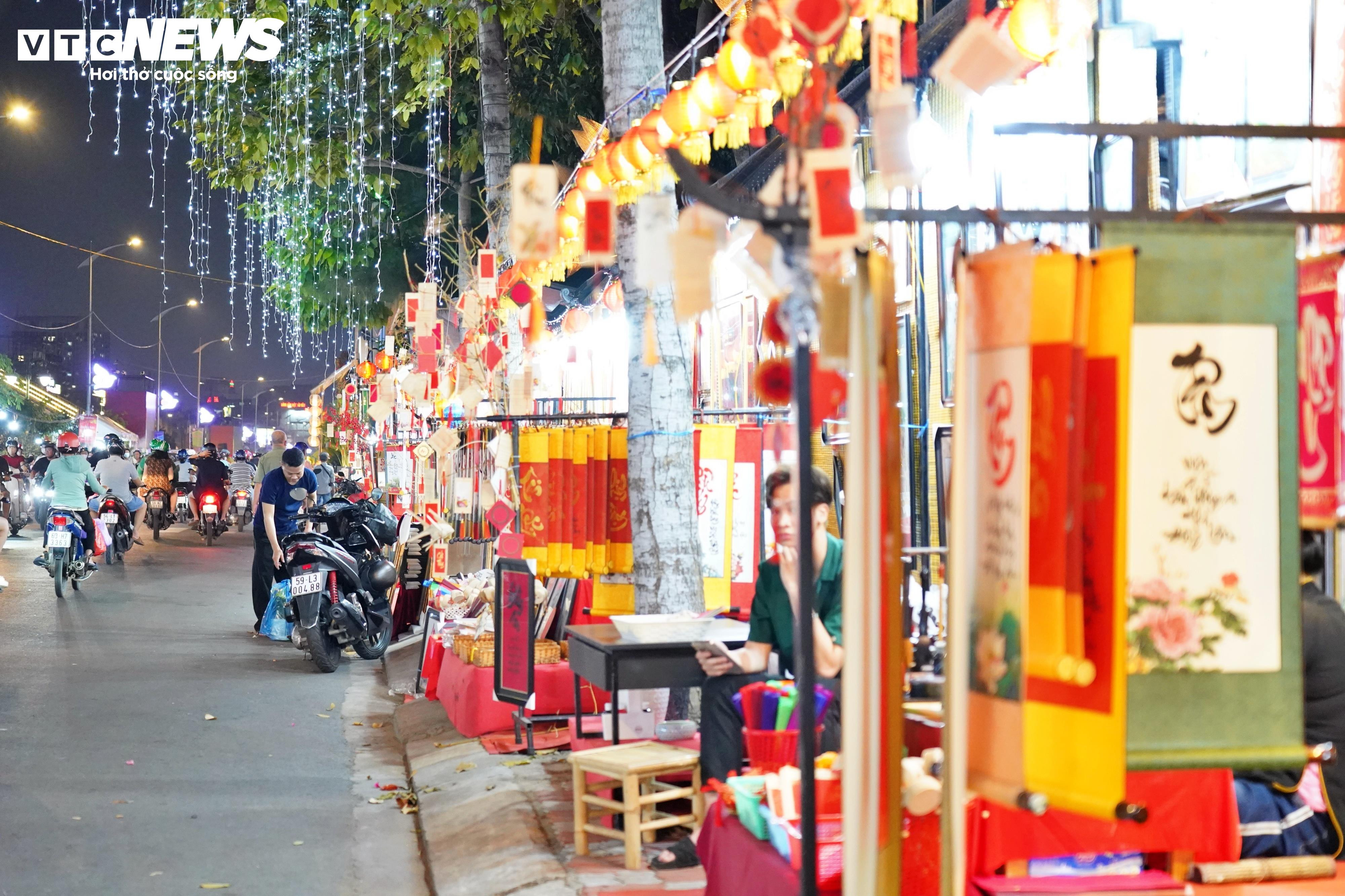 TP.HCM: Tấp nập mua bán xuyên đêm ở chợ hoa 'trên bến dưới thuyền' - 18