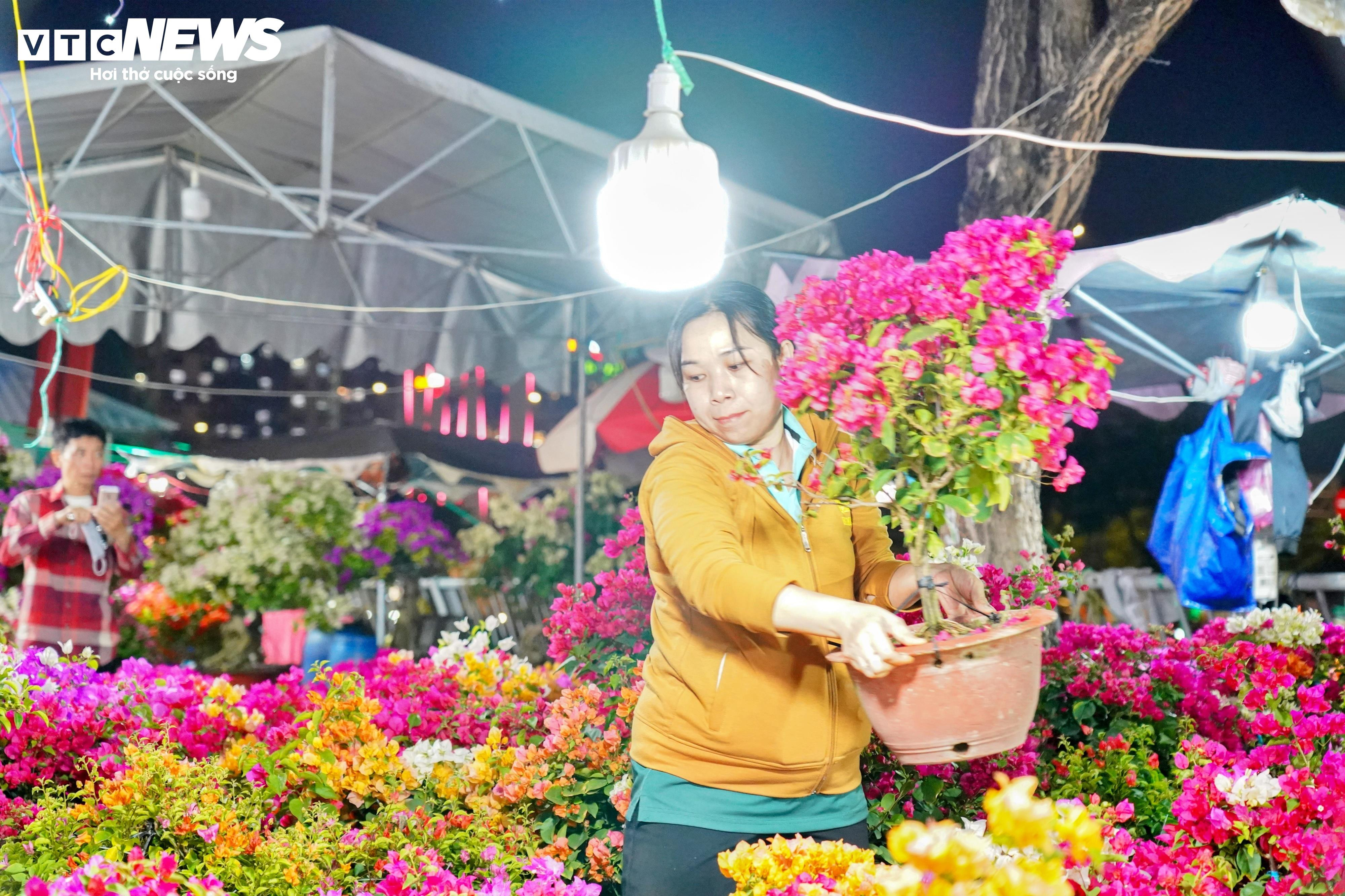 TP.HCM: Tấp nập mua bán xuyên đêm ở chợ hoa 'trên bến dưới thuyền' - 12