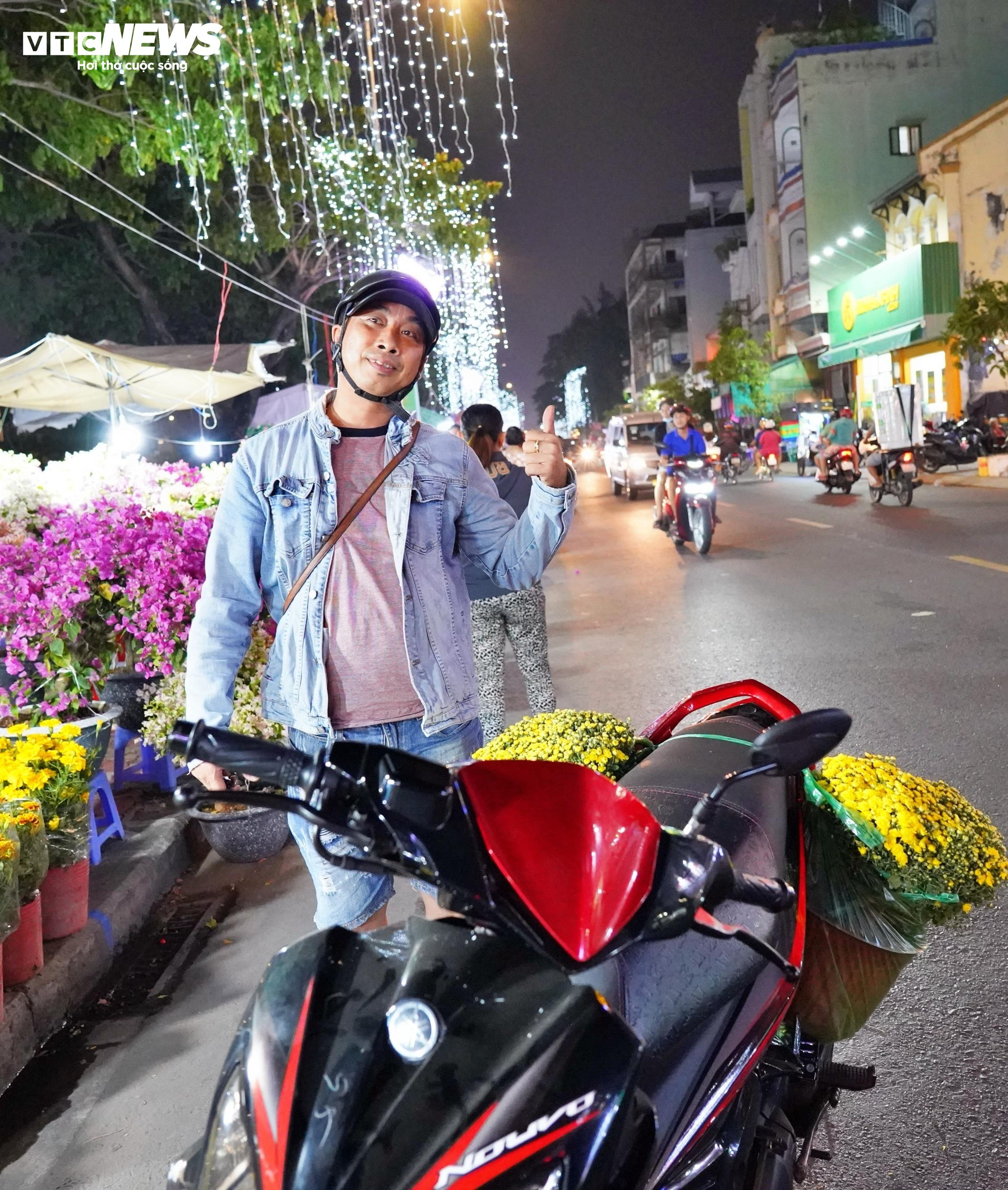 TP.HCM: Tấp nập mua bán xuyên đêm ở chợ hoa 'trên bến dưới thuyền' - 10