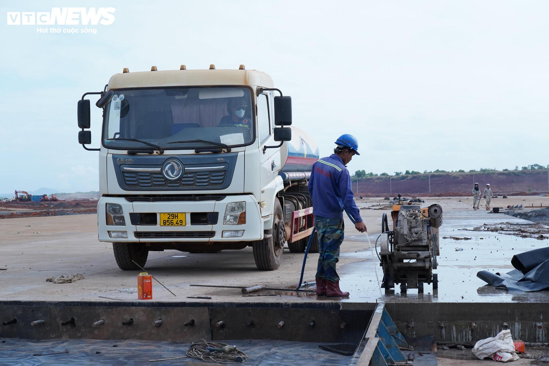 Gác lại đoàn viên, nghìn công nhân làm việc xuyên Tết ở sân bay Long Thành - 8