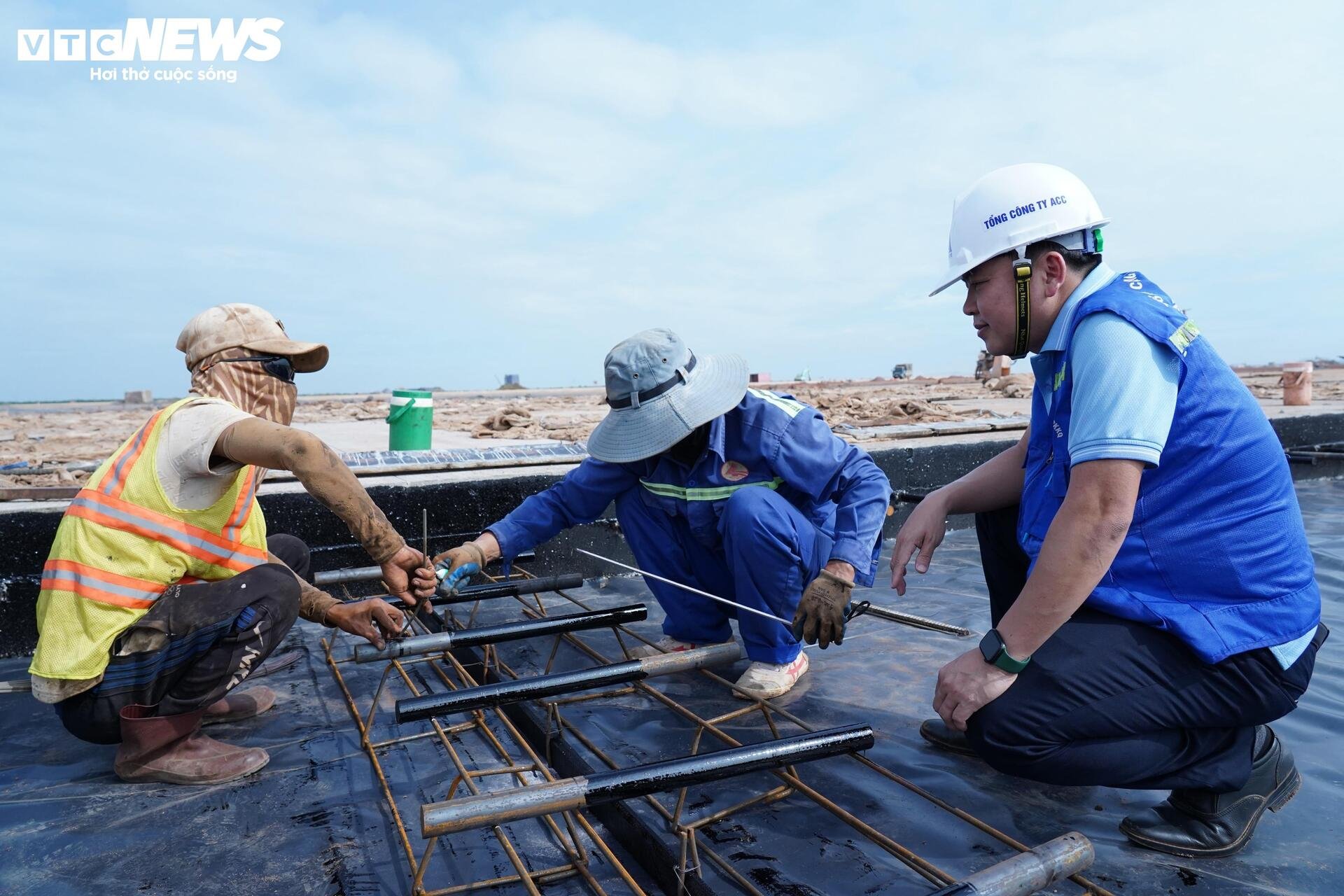 Gác lại đoàn viên, nghìn công nhân làm việc xuyên Tết ở sân bay Long Thành - 4