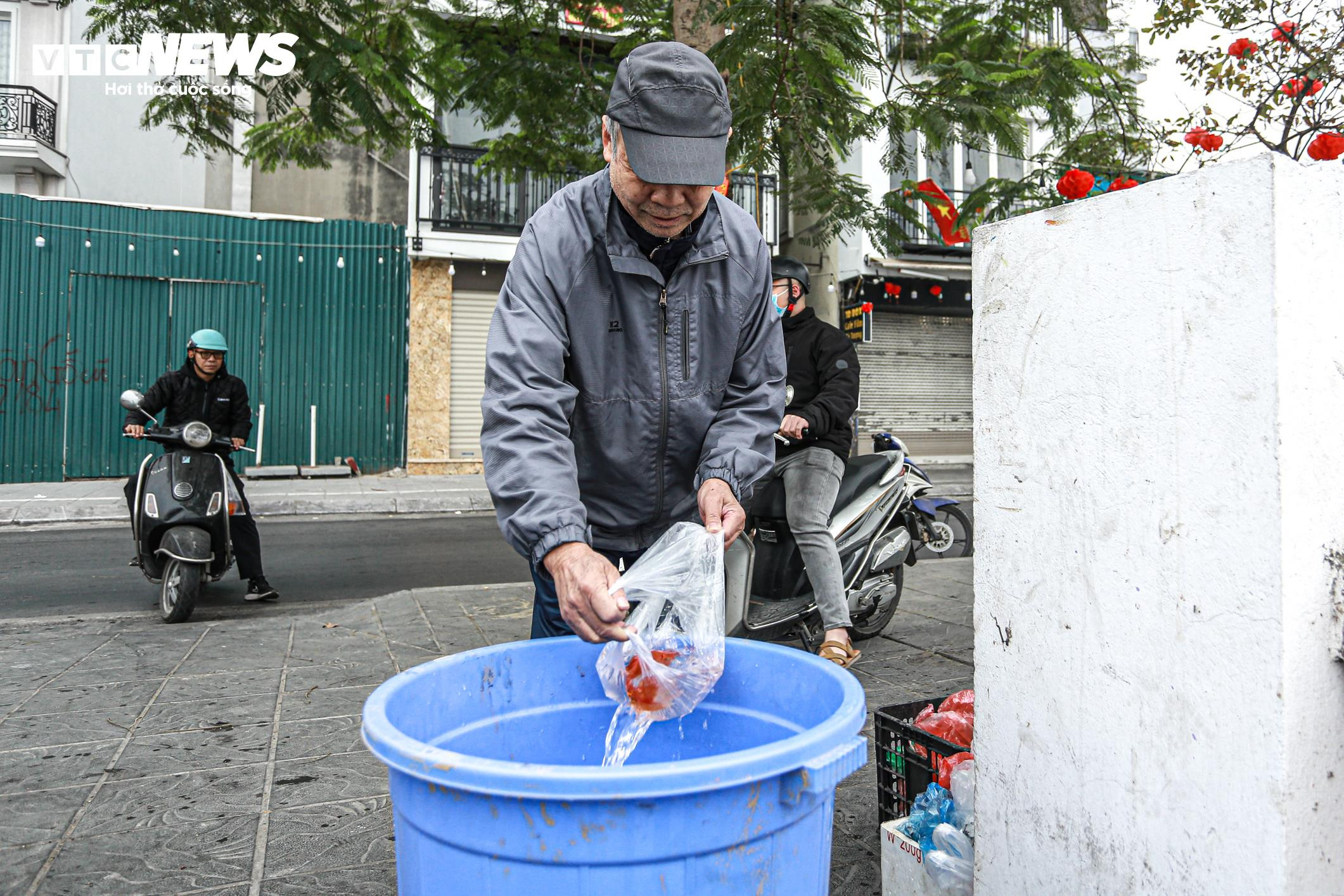 Cá chép 'đu dây' xuống sông Hồng tiễn ông Công ông Táo về trời - 18