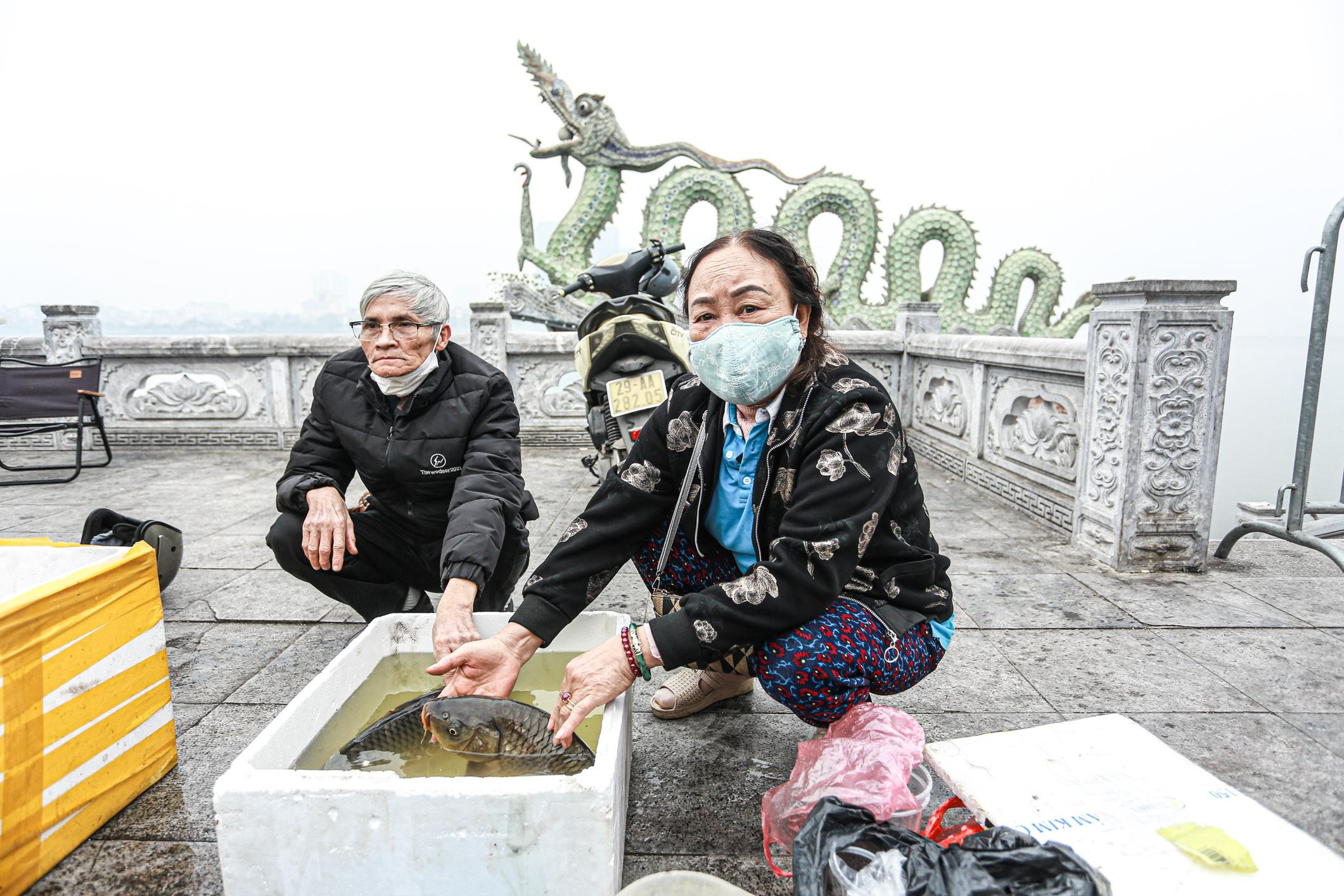 Cá chép 'đu dây' xuống sông Hồng tiễn ông Công ông Táo về trời - 16