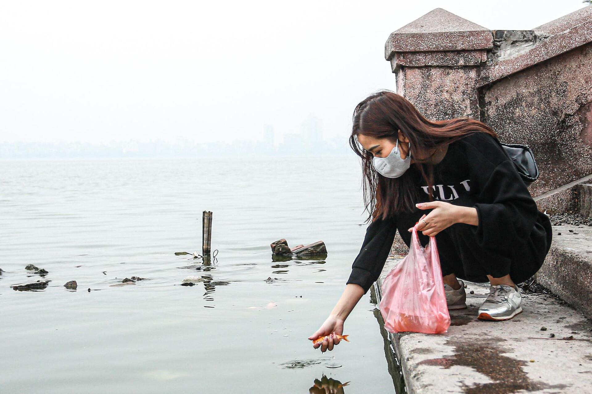 Cá chép 'đu dây' xuống sông Hồng tiễn ông Công ông Táo về trời - 15