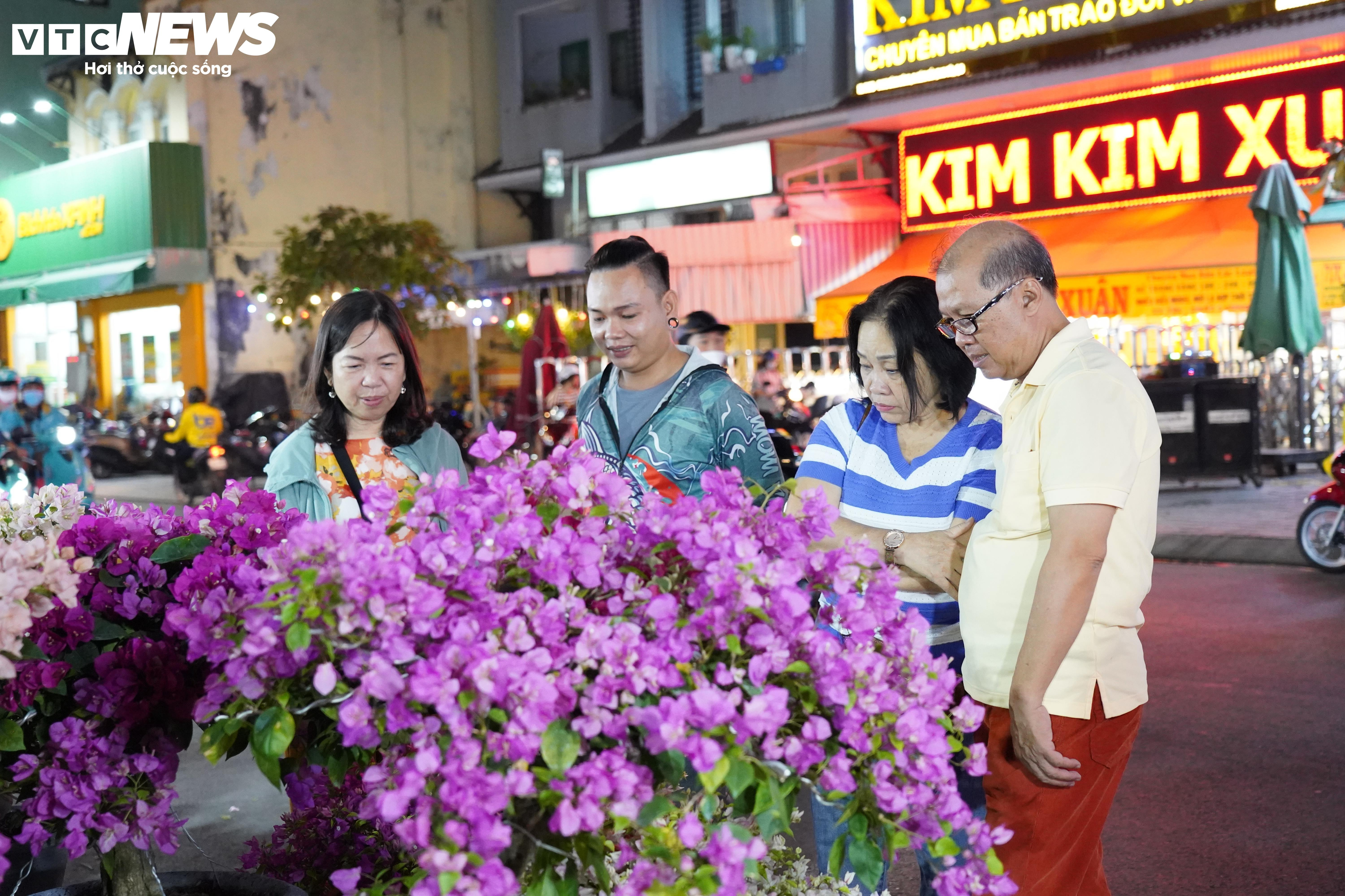 TP.HCM: Tấp nập mua bán xuyên đêm ở chợ hoa 'trên bến dưới thuyền' - 7