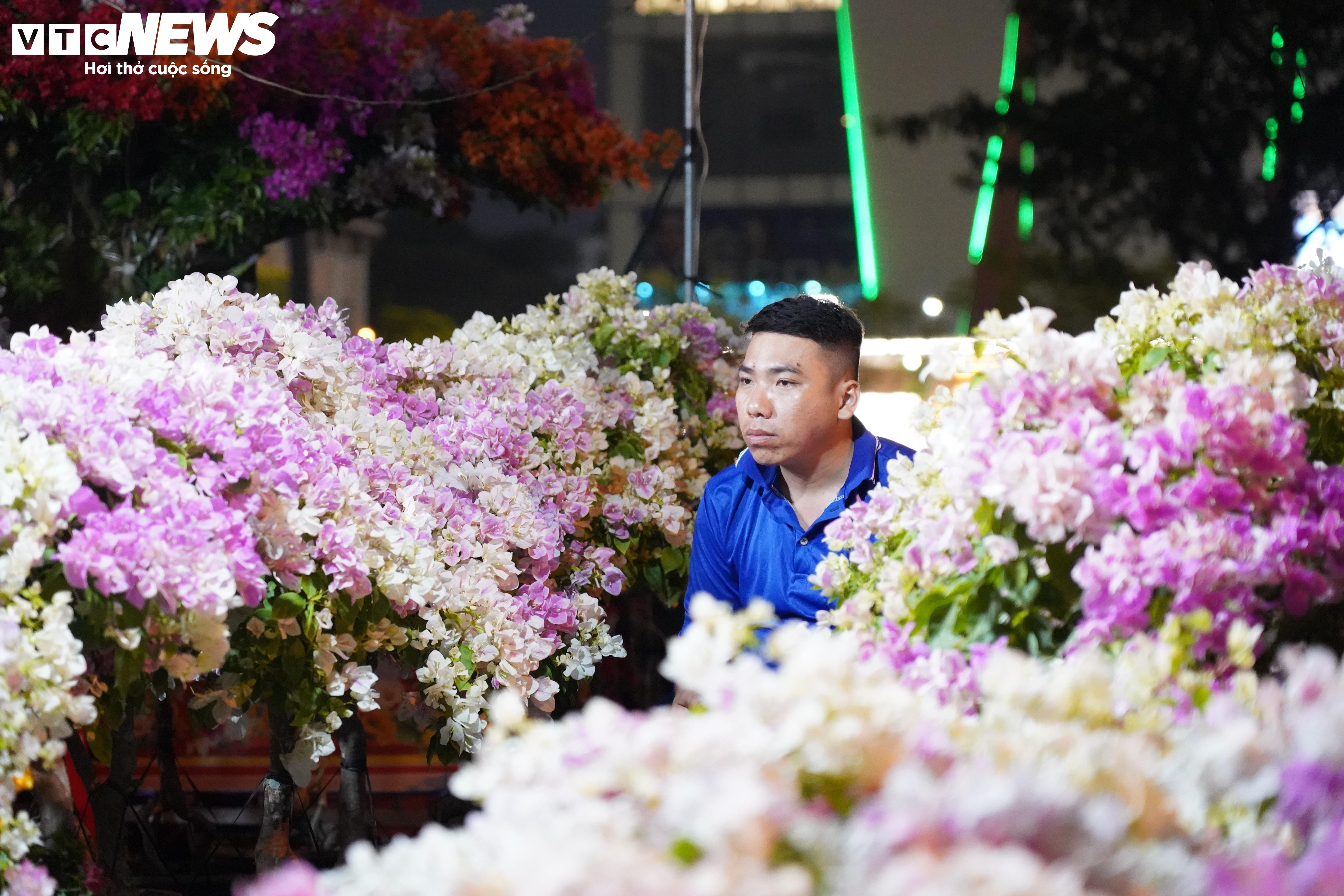 TP.HCM: Tấp nập mua bán xuyên đêm ở chợ hoa 'trên bến dưới thuyền' - 14