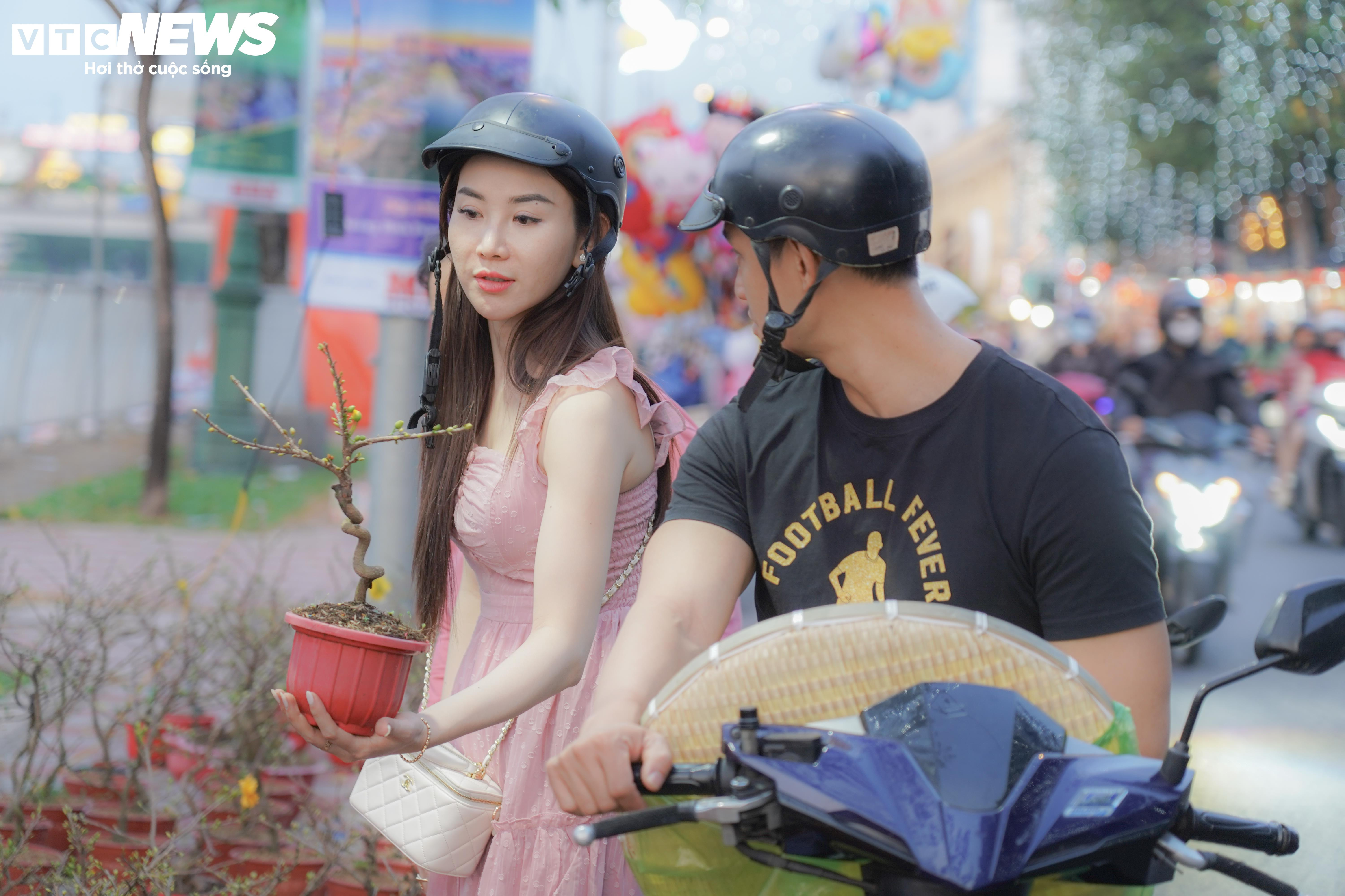 TP.HCM: Tấp nập mua bán xuyên đêm ở chợ hoa 'trên bến dưới thuyền' - 5