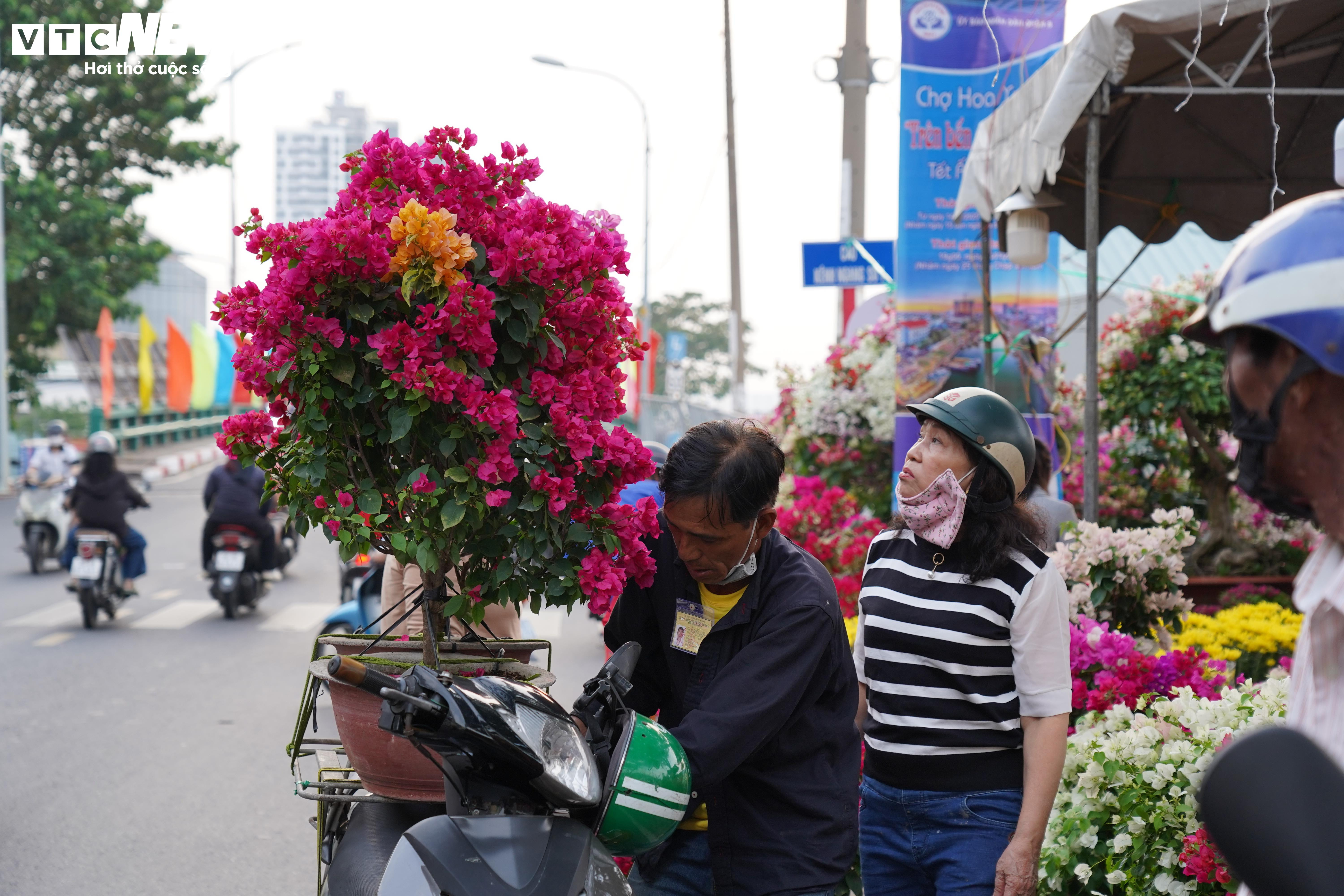 TP.HCM: Tấp nập mua bán xuyên đêm ở chợ hoa 'trên bến dưới thuyền' - 6
