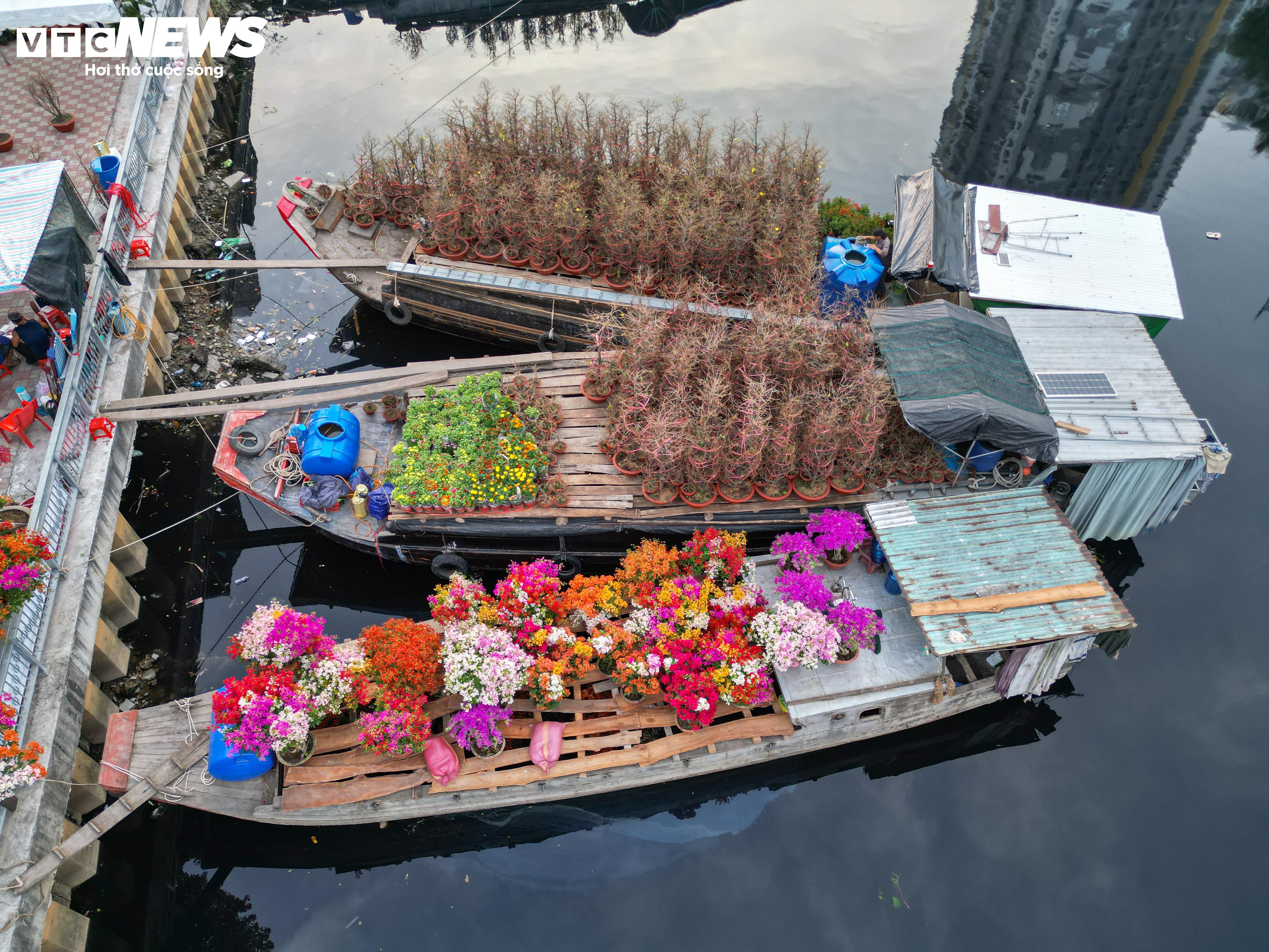 TP.HCM: Tấp nập mua bán xuyên đêm ở chợ hoa 'trên bến dưới thuyền' - 2