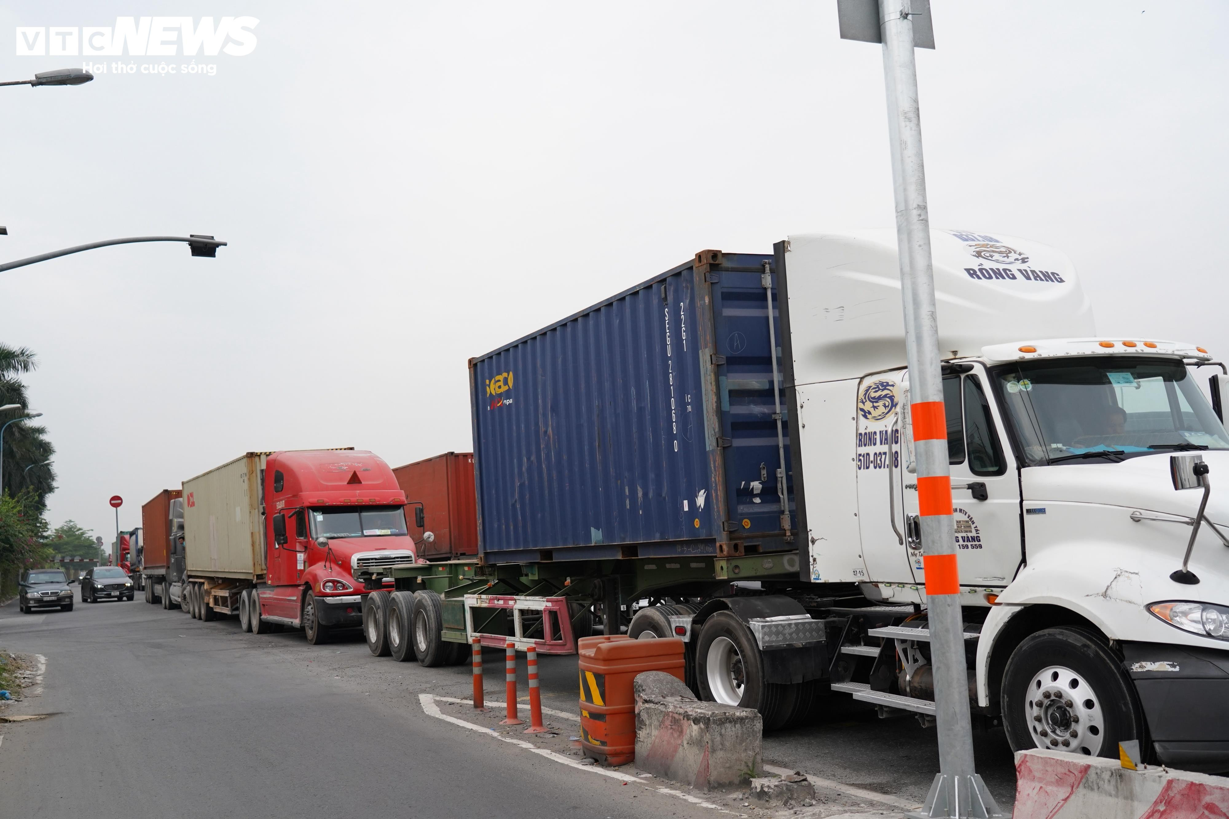 Cận Tết, các tuyến đường xung quanh cảng Cát Lái kẹt xe 'không lối thoát' - 7