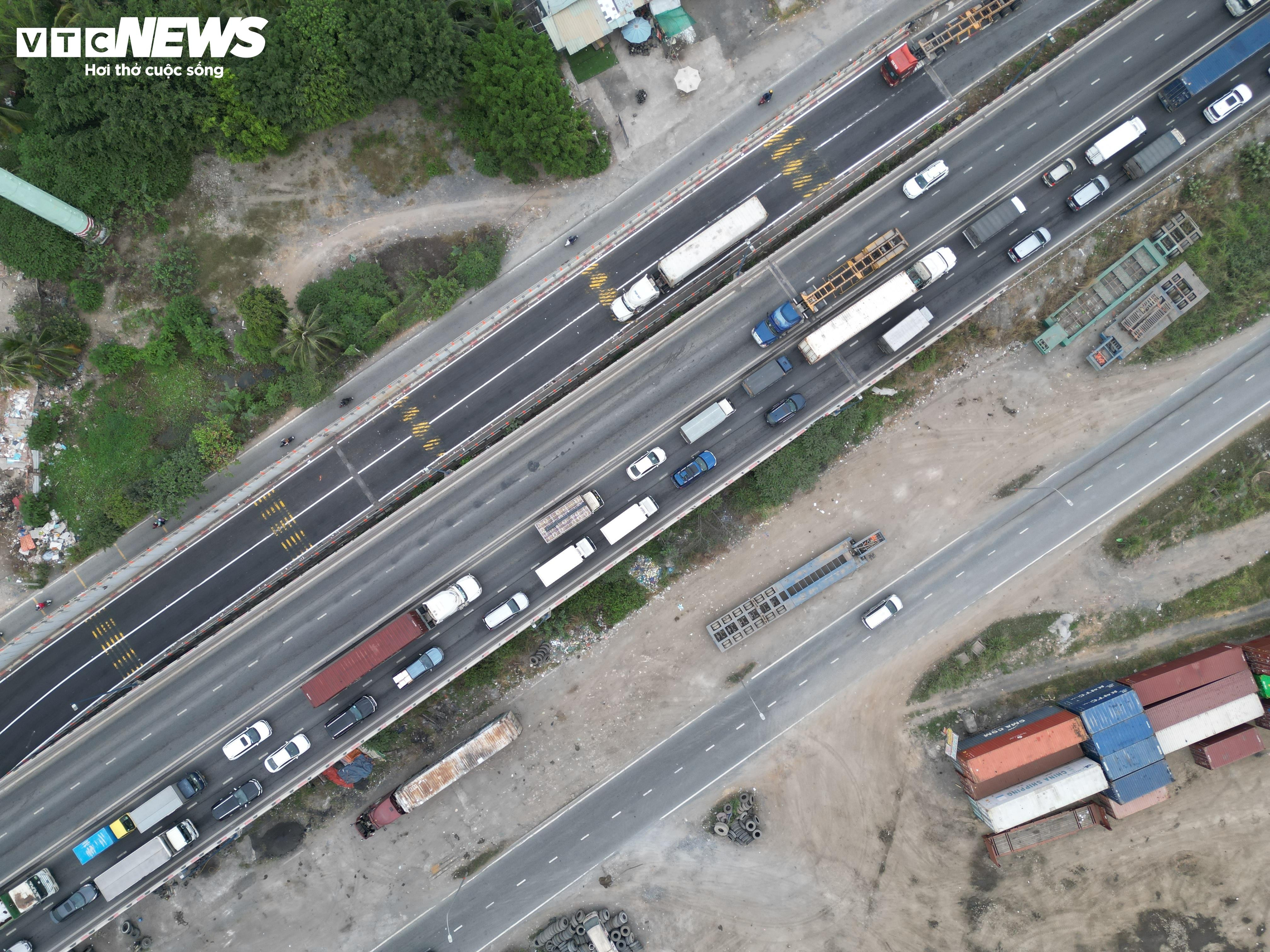 Cận Tết, các tuyến đường xung quanh cảng Cát Lái kẹt xe 'không lối thoát' - 11