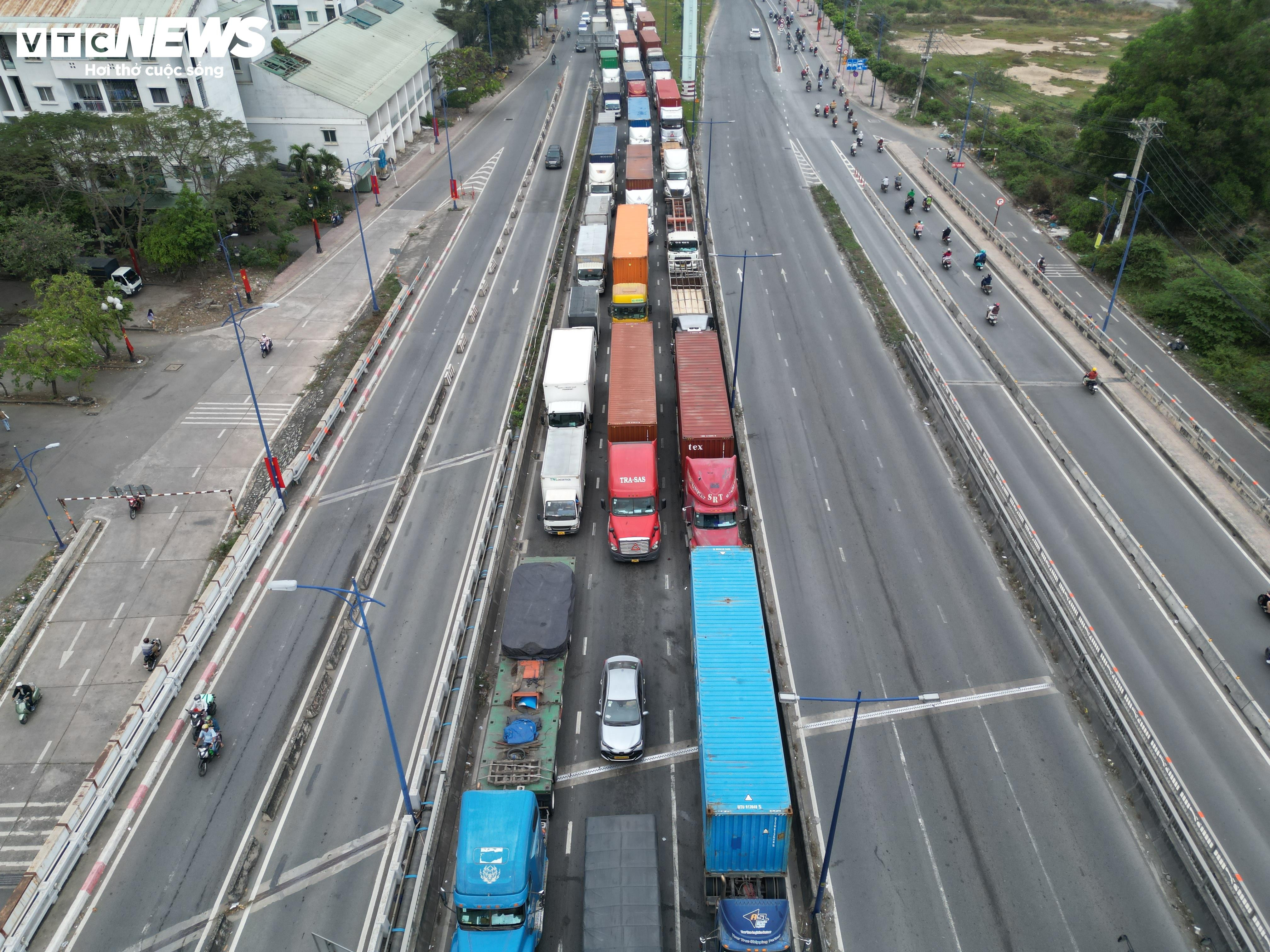 Cận Tết, các tuyến đường xung quanh cảng Cát Lái kẹt xe 'không lối thoát' - 4