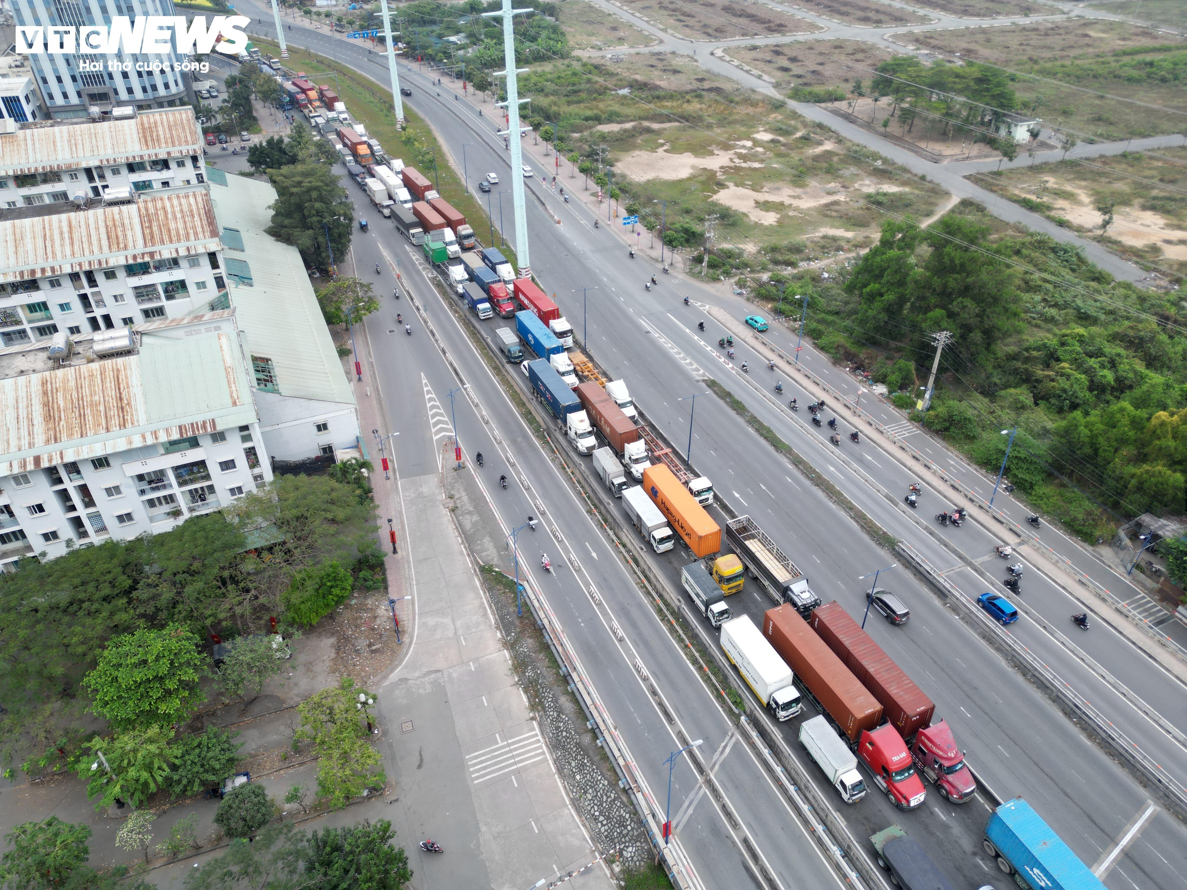 Cận Tết, các tuyến đường xung quanh cảng Cát Lái kẹt xe 'không lối thoát' - 2
