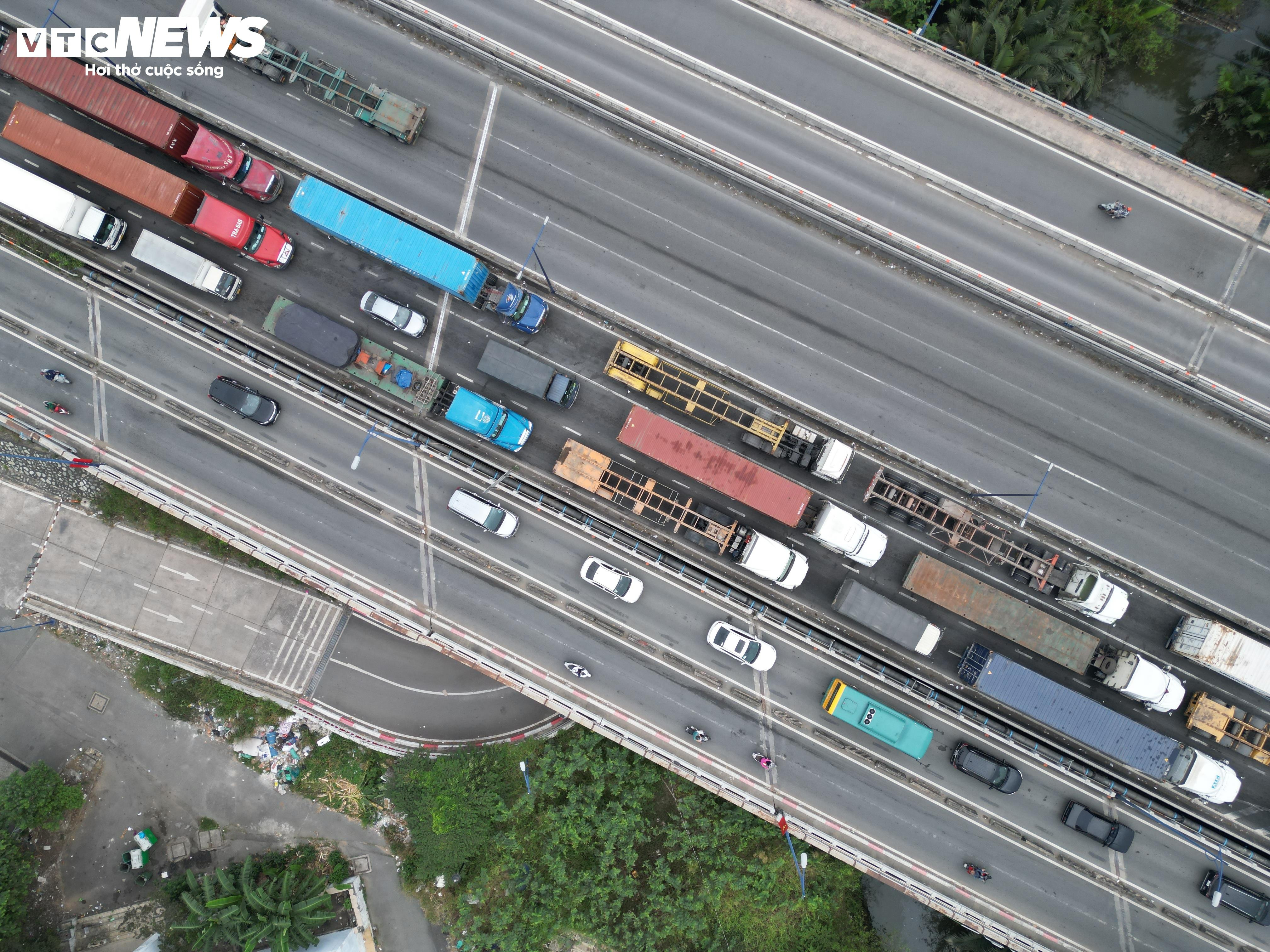 Cận Tết, các tuyến đường xung quanh cảng Cát Lái kẹt xe 'không lối thoát' - 3