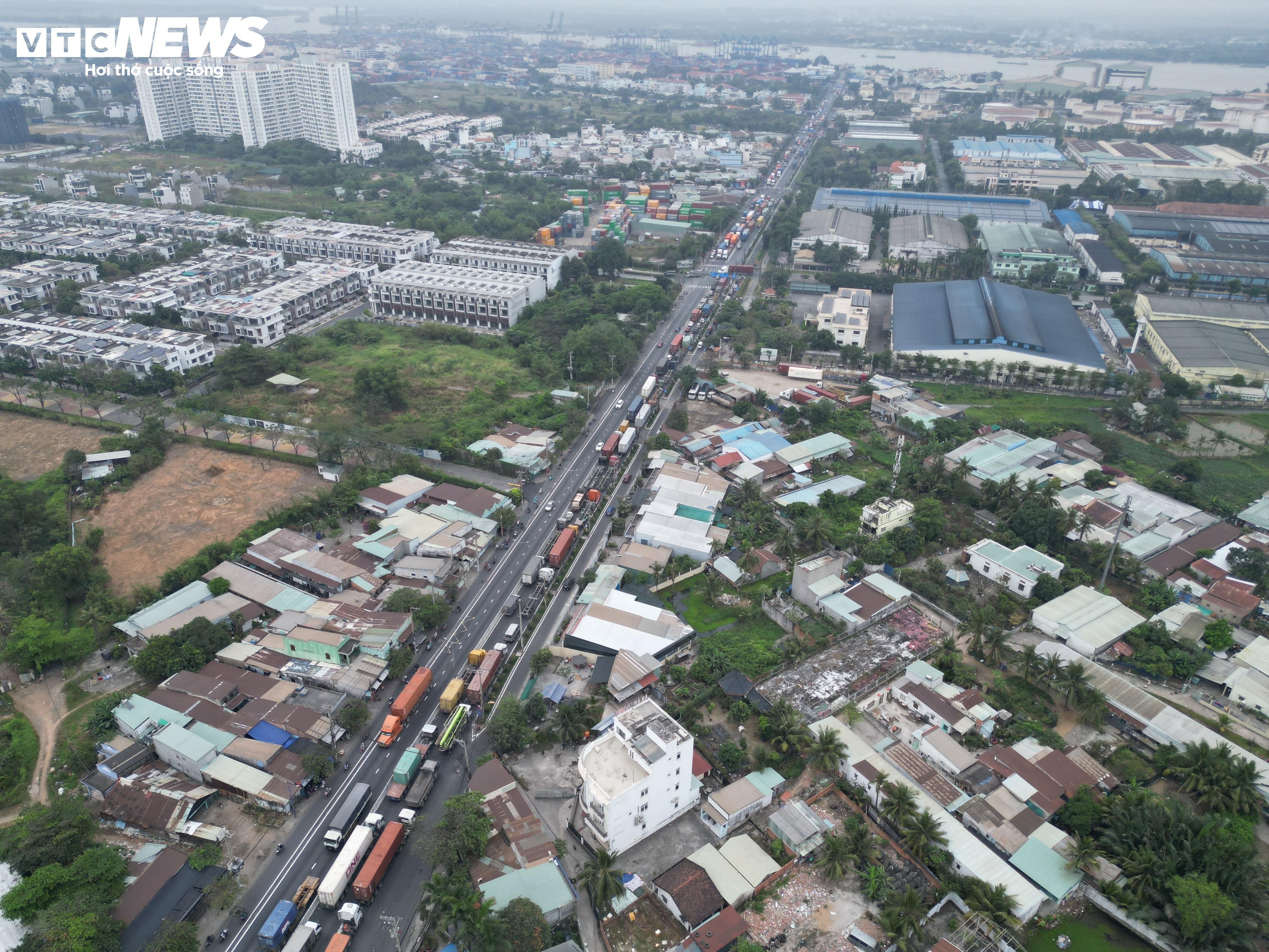 Cận Tết, các tuyến đường xung quanh cảng Cát Lái kẹt xe 'không lối thoát' - 1