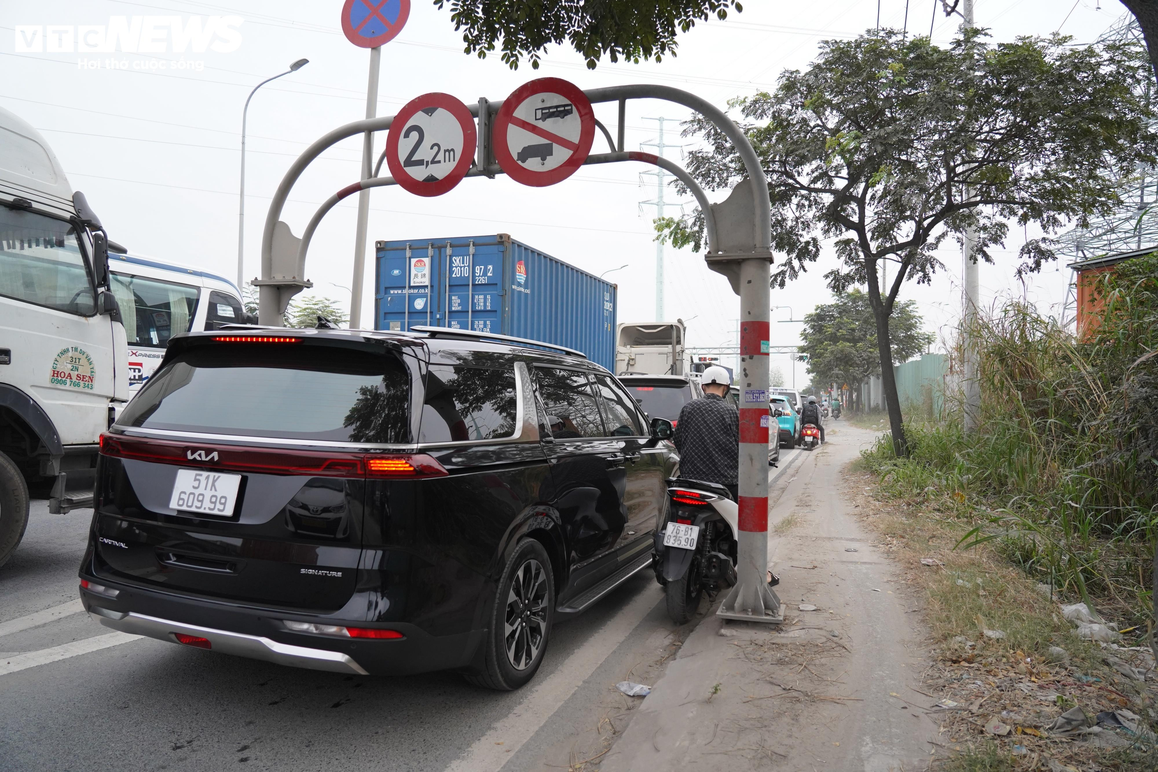 Cận Tết, các tuyến đường xung quanh cảng Cát Lái kẹt xe 'không lối thoát' - 6