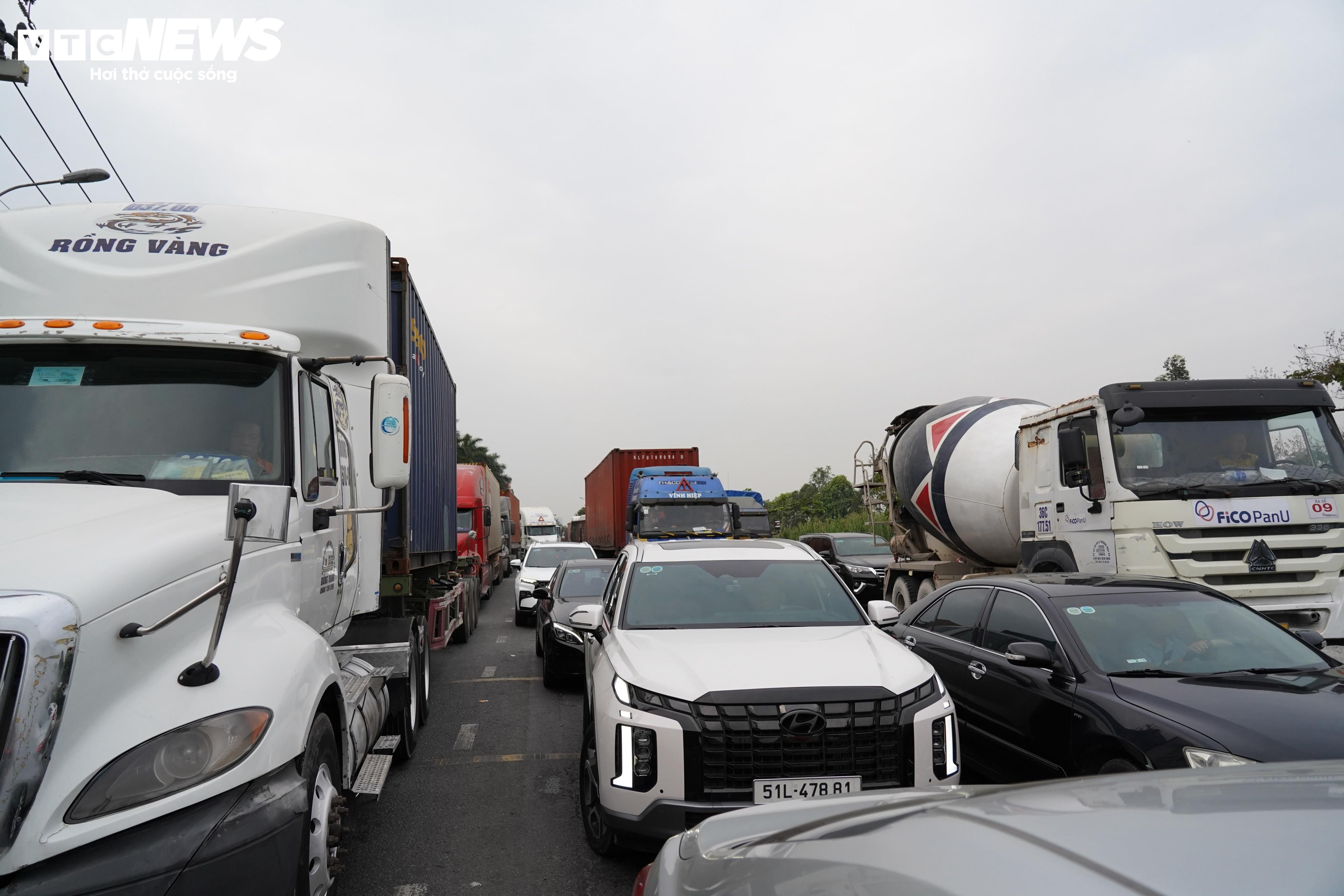 Cận Tết, các tuyến đường xung quanh cảng Cát Lái kẹt xe 'không lối thoát' - 5