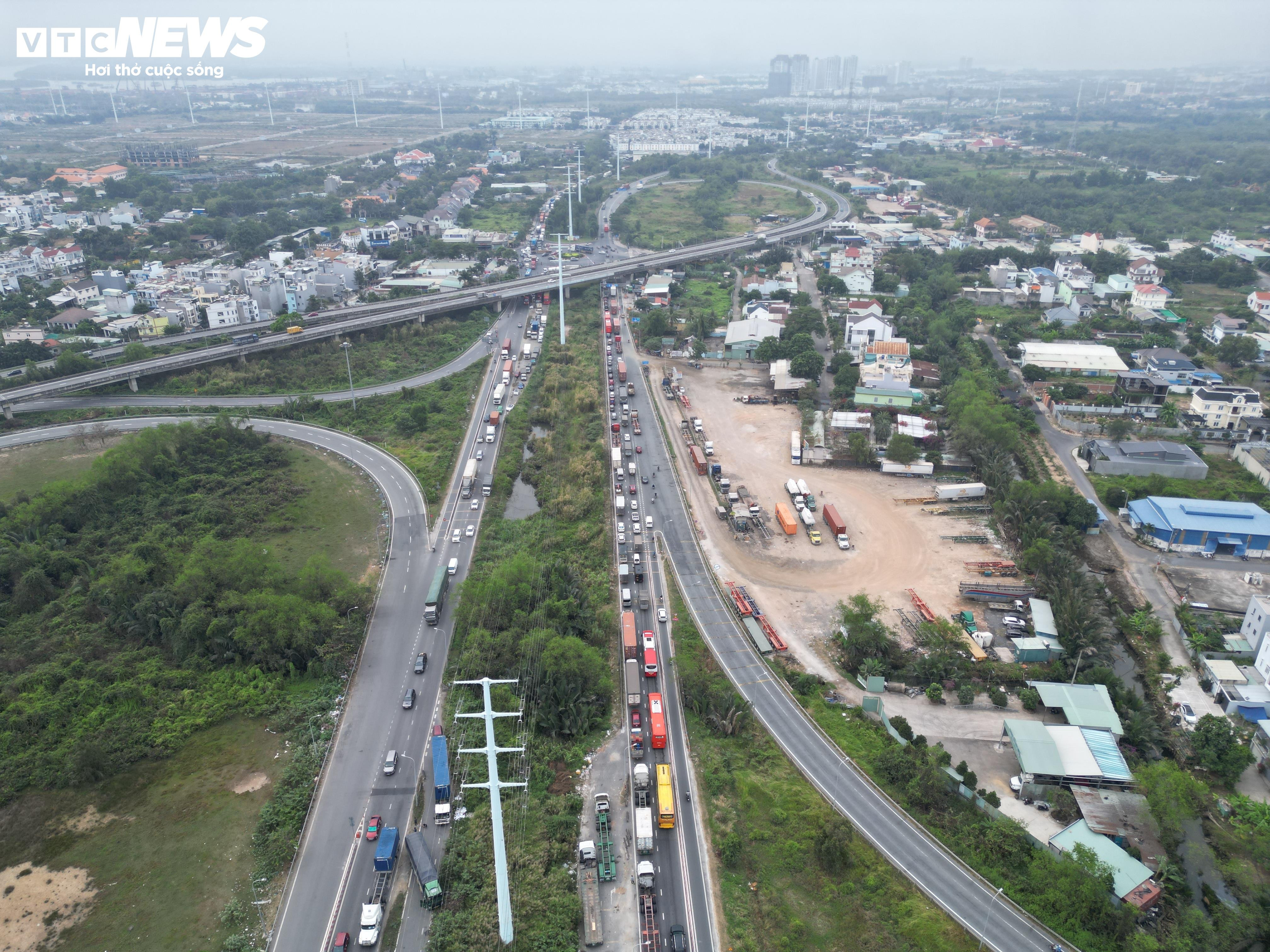 Cận Tết, các tuyến đường xung quanh cảng Cát Lái kẹt xe 'không lối thoát' - 9
