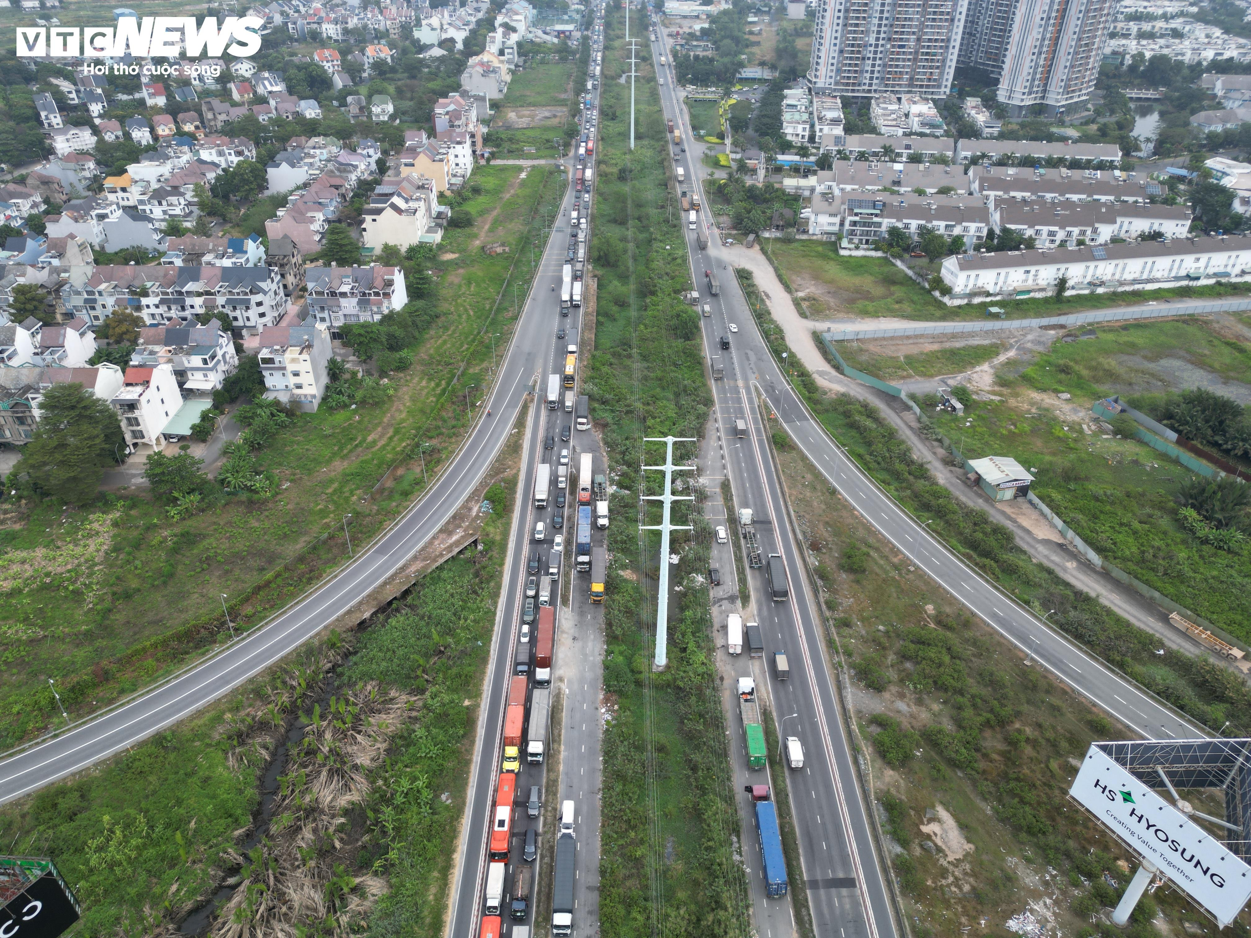 Cận Tết, các tuyến đường xung quanh cảng Cát Lái kẹt xe 'không lối thoát' - 8